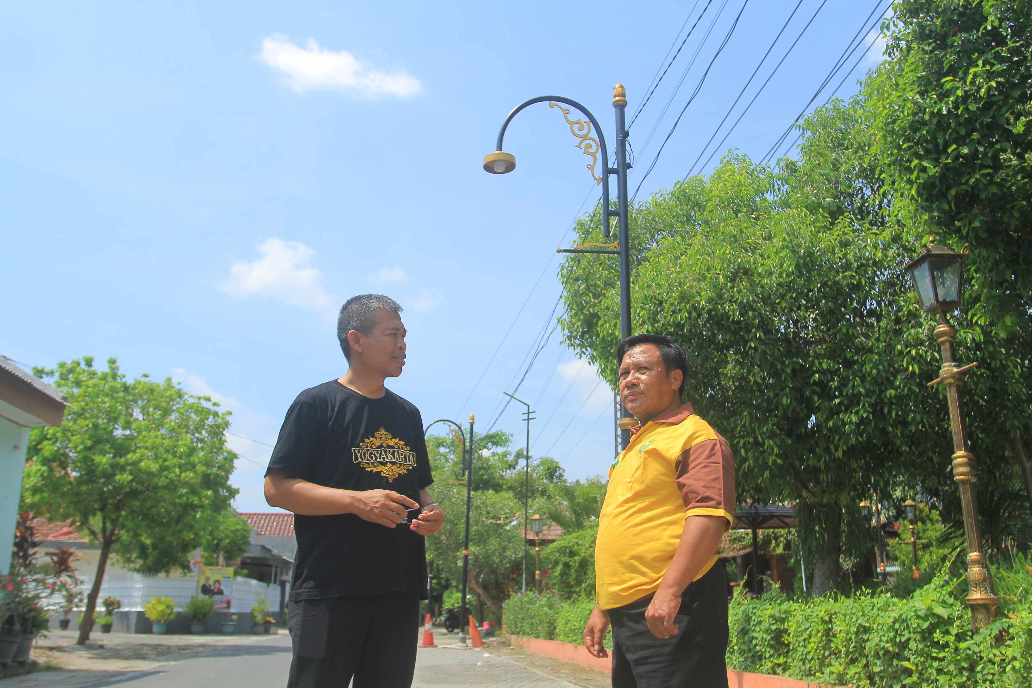 TERANG TERUS: Program lampunisasi berupa pemasangan ratusan PJU bermodel klasik di seluruh wilayah Kecamatan Kartoharjo telah rampung. (BAGAS BIMANTARA/RADAR MADIUN)