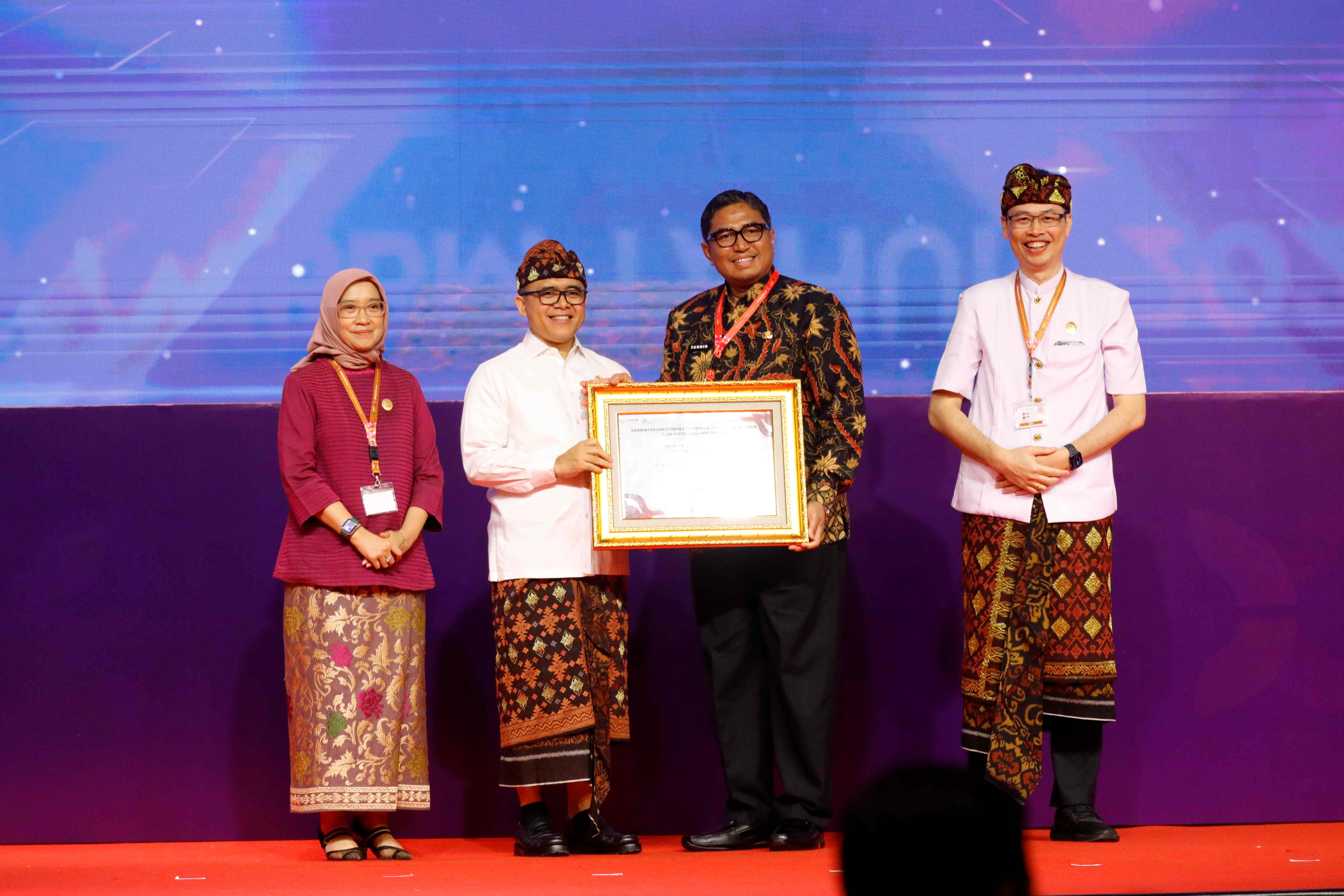 HASIL MANIS: Direktur RSSM Provinsi Jatim dr. Tauhid Islamy,SpOG, Subsp.K-Fm menerima penghargaan yang diserahkan Menpan RB Abdullah Azwar Anas di Bali Convention Center Nusa Dua, Bali kemarin (6/12).