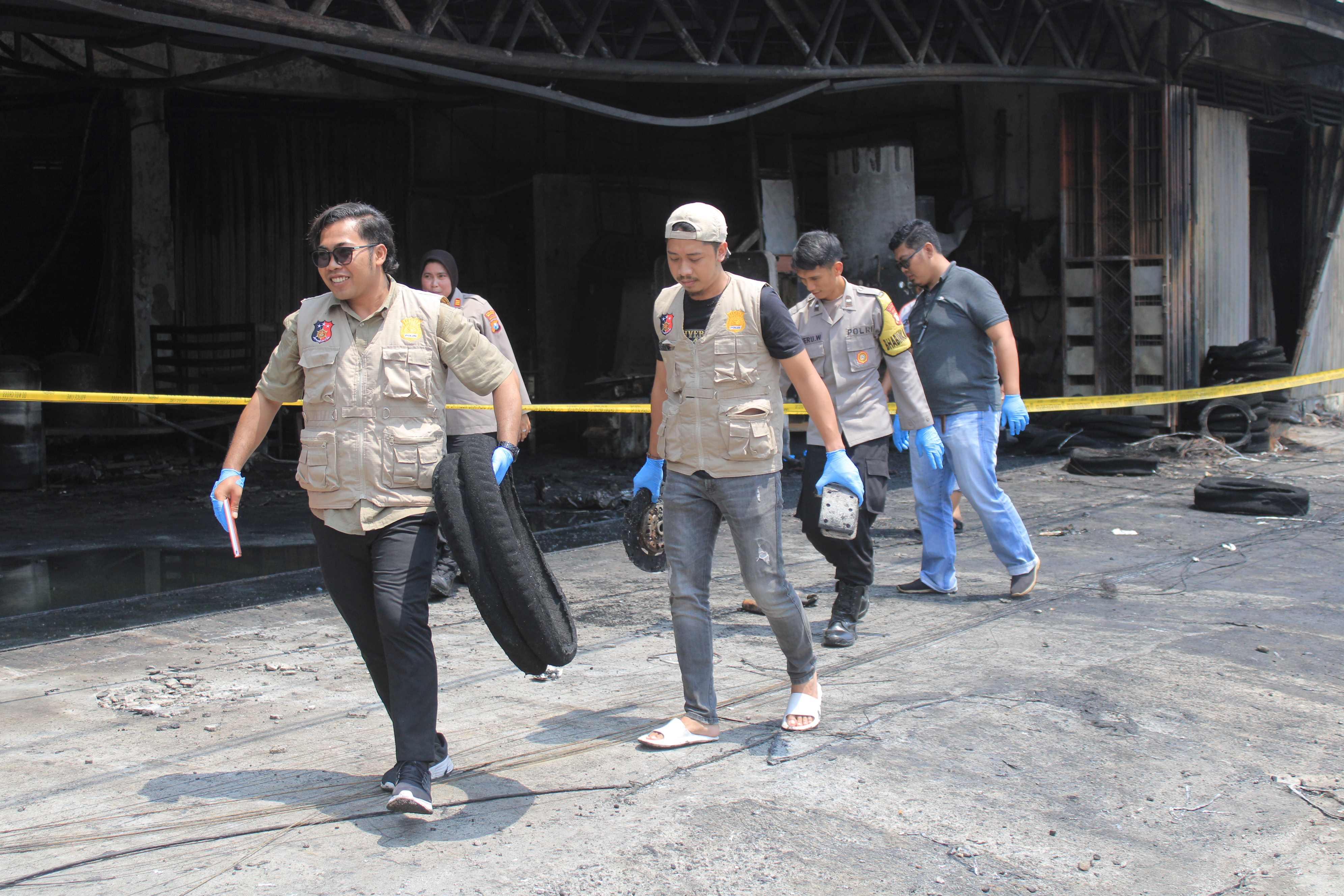 DALAM PENYELIDIKAN: Polisi menggelar olah TKP di bengkel mobil dan toko onderdil yang terbakar di Kelurahan/Kecamatan Panekan, kemarin (7/12).&nbsp;(AJI PUTRA/RADAR MAGETAN)
