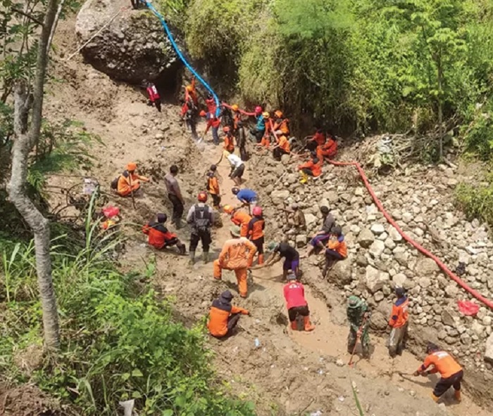 Tim gabungan melakukan proses pencarian Mbah Mijem yang hilang terseret longsor di Dusun Jaten RT 03 RW 06 Desa Ngroto, Kismantoro, Wonogiri, Kamis (7/12). (IWAN ADI LUHUNG/RADAR SOLO)