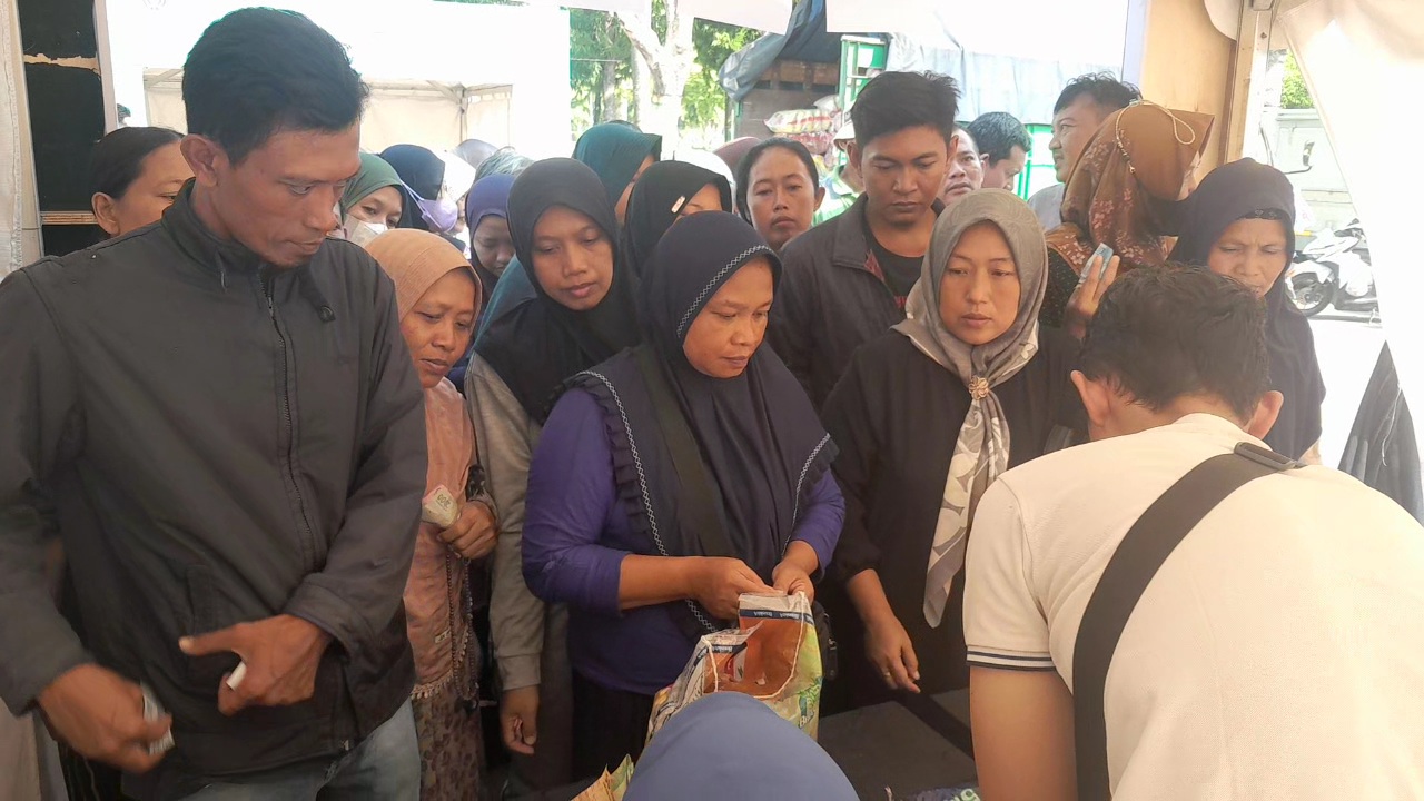 SEMBAKO MURAH: Suasana operasi pasar yang digelar Pemkab Ngawi di Alun-alun&nbsp;Merdeka, Kamis&nbsp;(7/12) kemarin.&nbsp;(ASEP SYAEFUL BACHRI/JAWA POS RADAR NGAWI)