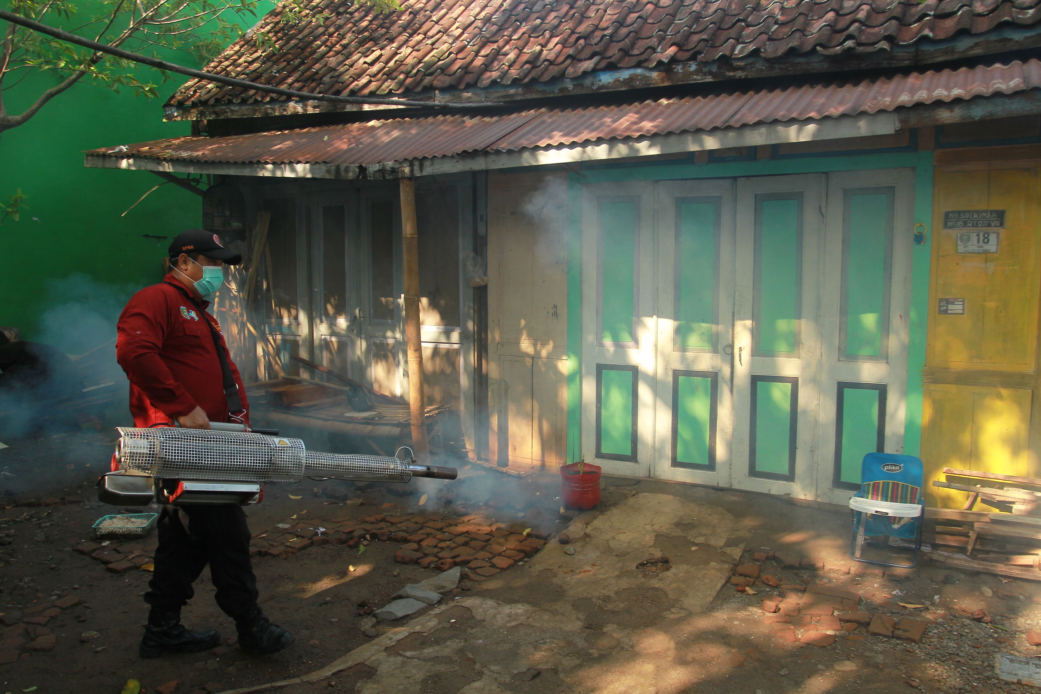 BERANTAS NYAMUK DEWASA: Suasana&nbsp;fogging&nbsp;di Kelurahan Winongo, Manguharjo, Rabu (6/12). (BAGAS BIMANTARA/RADAR MADIUN)