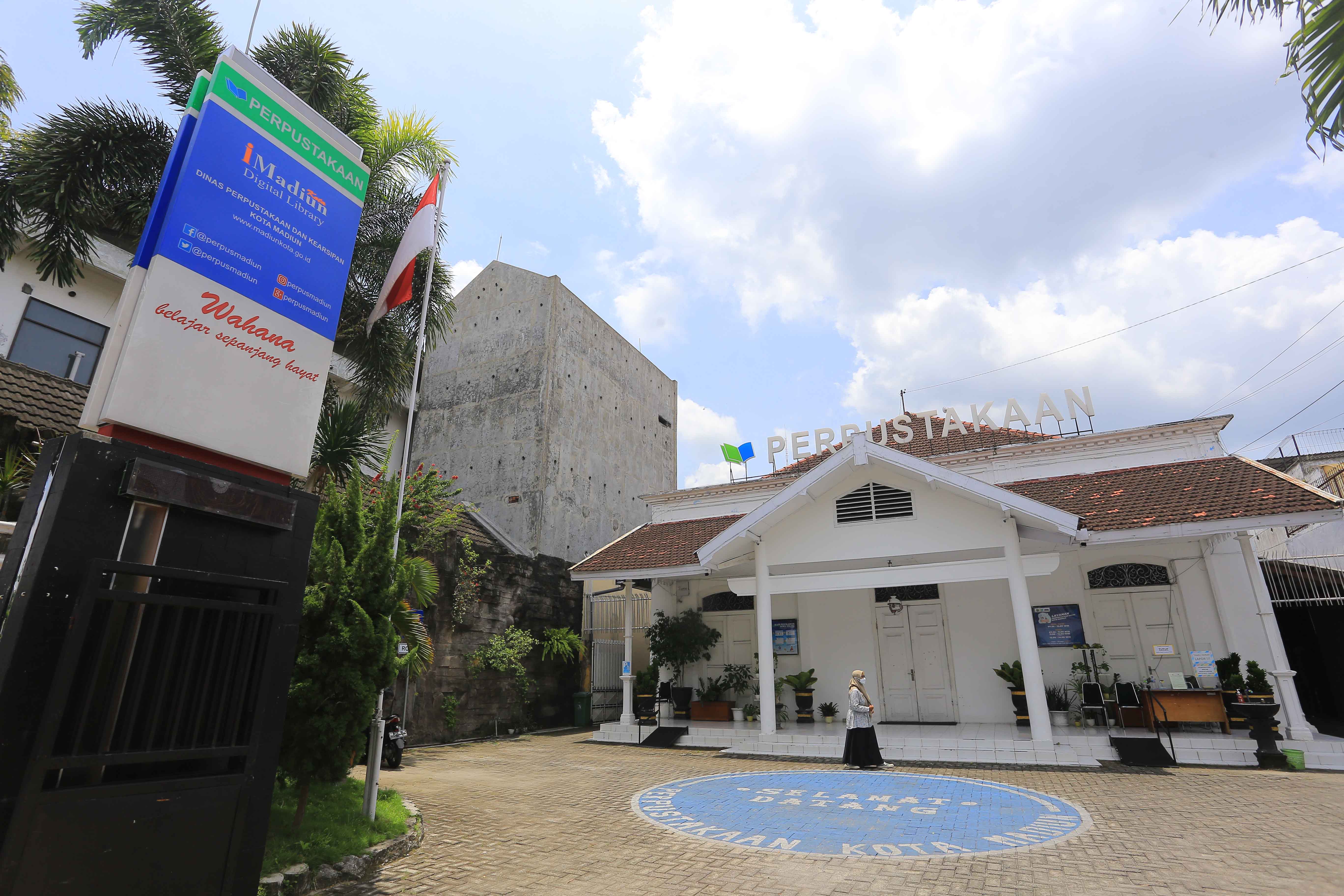 JENDELA DUNIA: Dinas Perpustakaan dan Kearsipan Kota Madiun catat peningkatan jumlah anggota kurun tiga tahun terakhir.&nbsp;(BAGAS BIMANTARA/JAWA POS RADAR MADIUN)