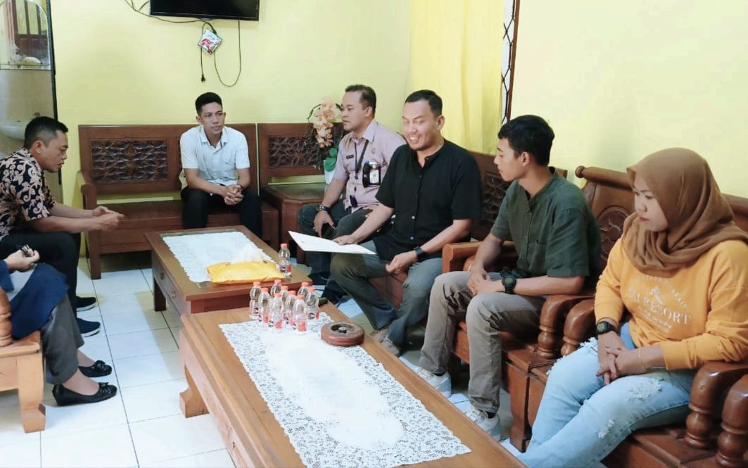 KLARIFIKASI: KPU Ngawi saat menindaklanjuti surat pengunduran diri seorang caleg Partai Golkar.&nbsp;(KPU NGAWI UNTUK JAWA POS RADAR NGAWI)&nbsp;