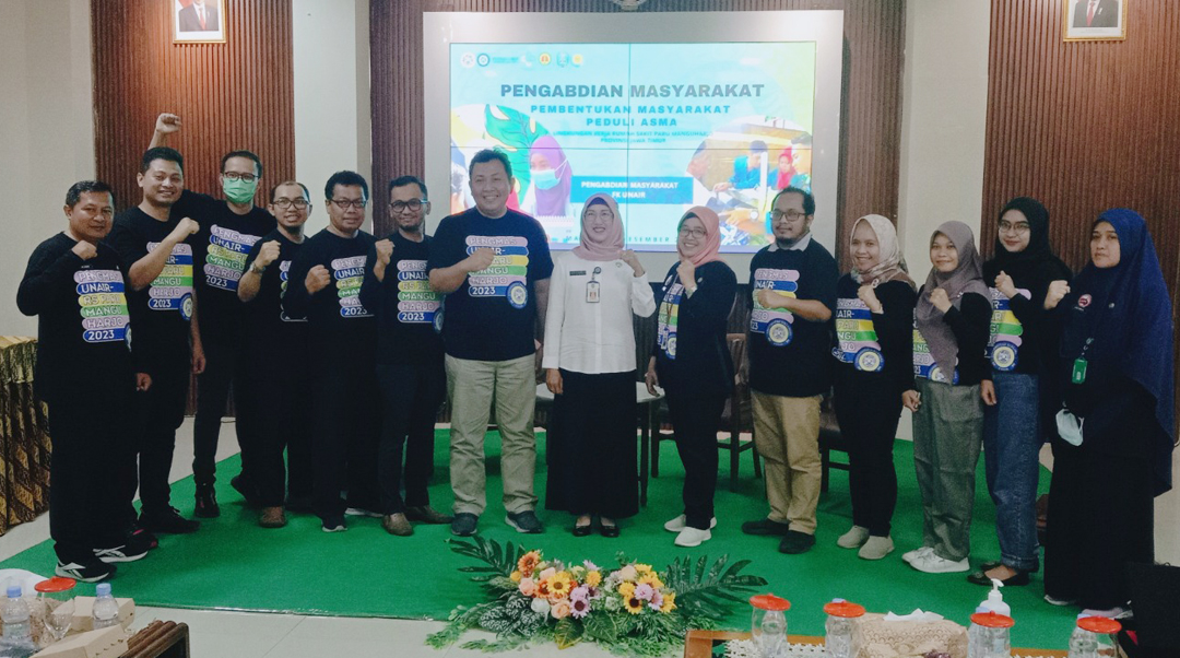 PEDULI: Tim pengmas FK Unair foto bersama di sela kegiatan pembentukan kader peduli asma di RSPM, Rabu (6/12). (ELIN RESTIYANI/JAWA POS RADAR MADIUN)