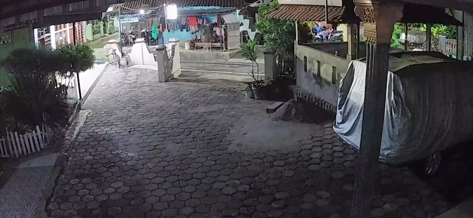 TEREKAM: Aksi pencurian celana dalam yang dilakukan Trimo, 50, warga Pandean, Taman, Kota Madiun, terekam kamera CCTV pada Selasa malam (5/12) lalu. (ISTIMEWA)