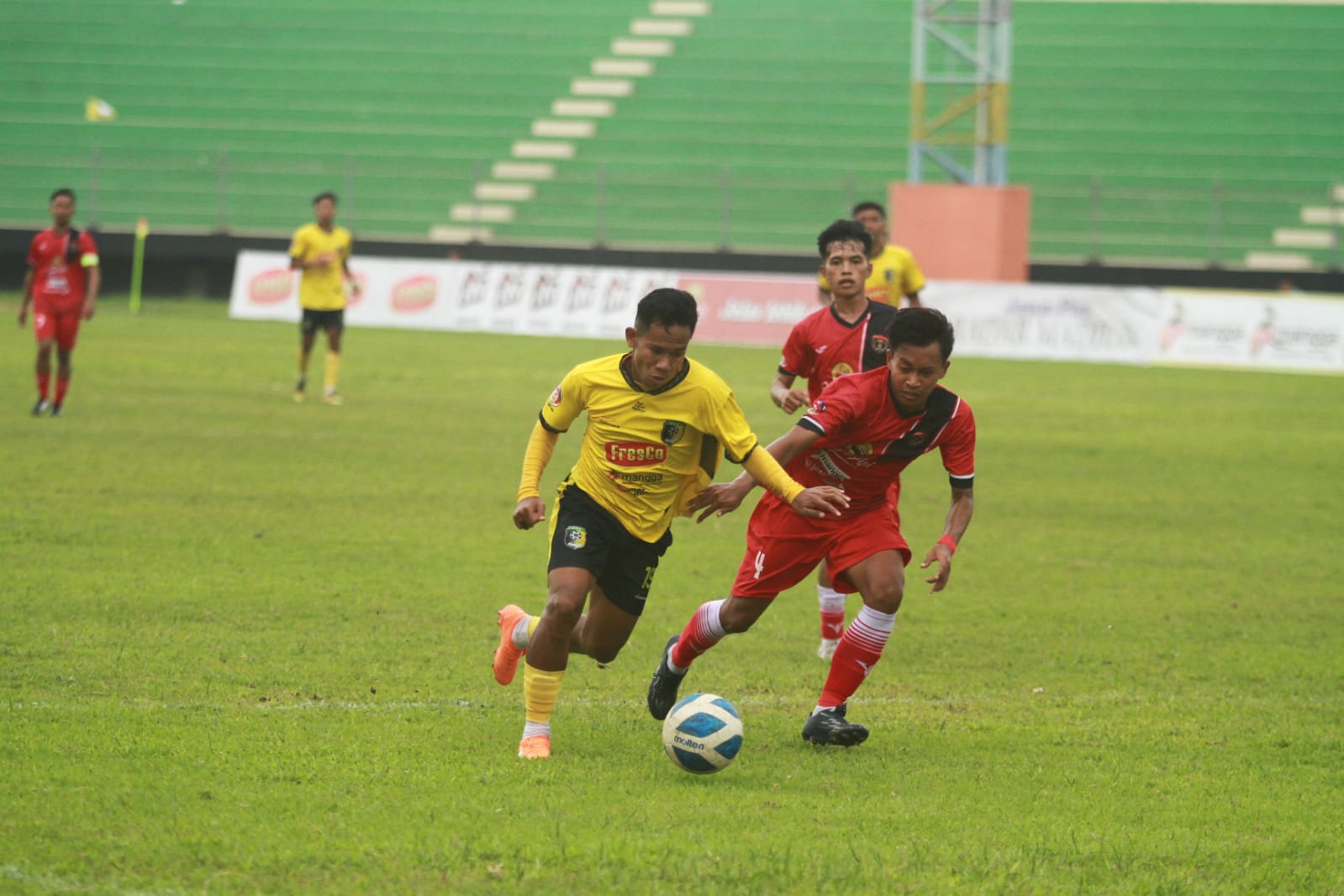 PEPET TERUS: Penyerang PSM dibayangi bek Persinga. Derby Mataraman di matchday ketiga Grup J Liga 3 Jatim, Sabtu (9/12) dimenangkan PSM. (BAGAS BIMANTARA/RADAR MADIUN)