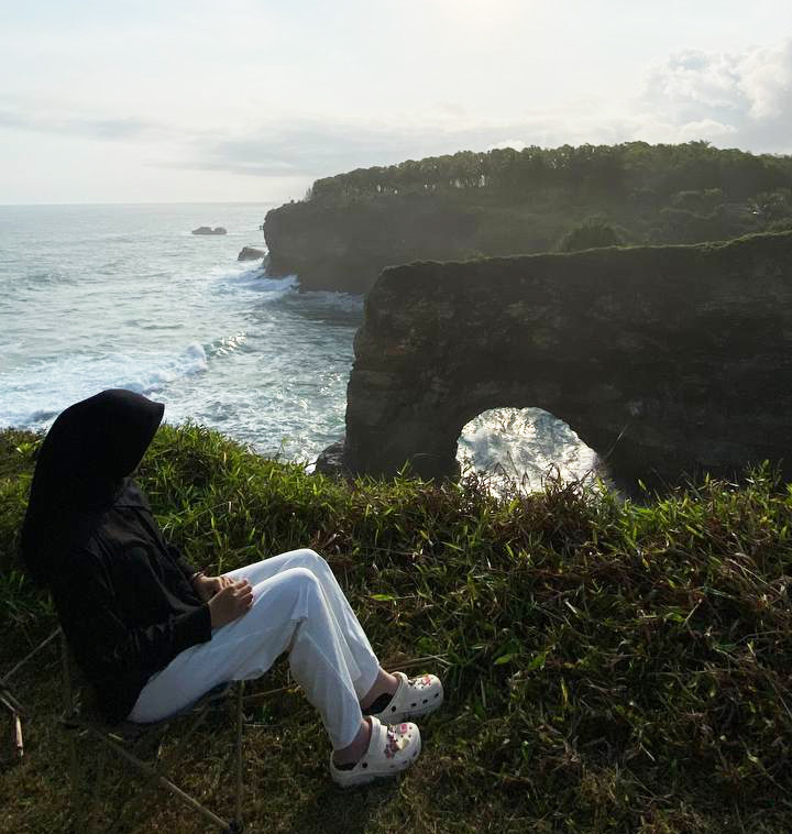 EKSOTIS: Wisatawan bersantai sembari menikmati pemandangan Karang Bolong, Pacitan. (NUR CAHYONO/RADAR PACITAN)