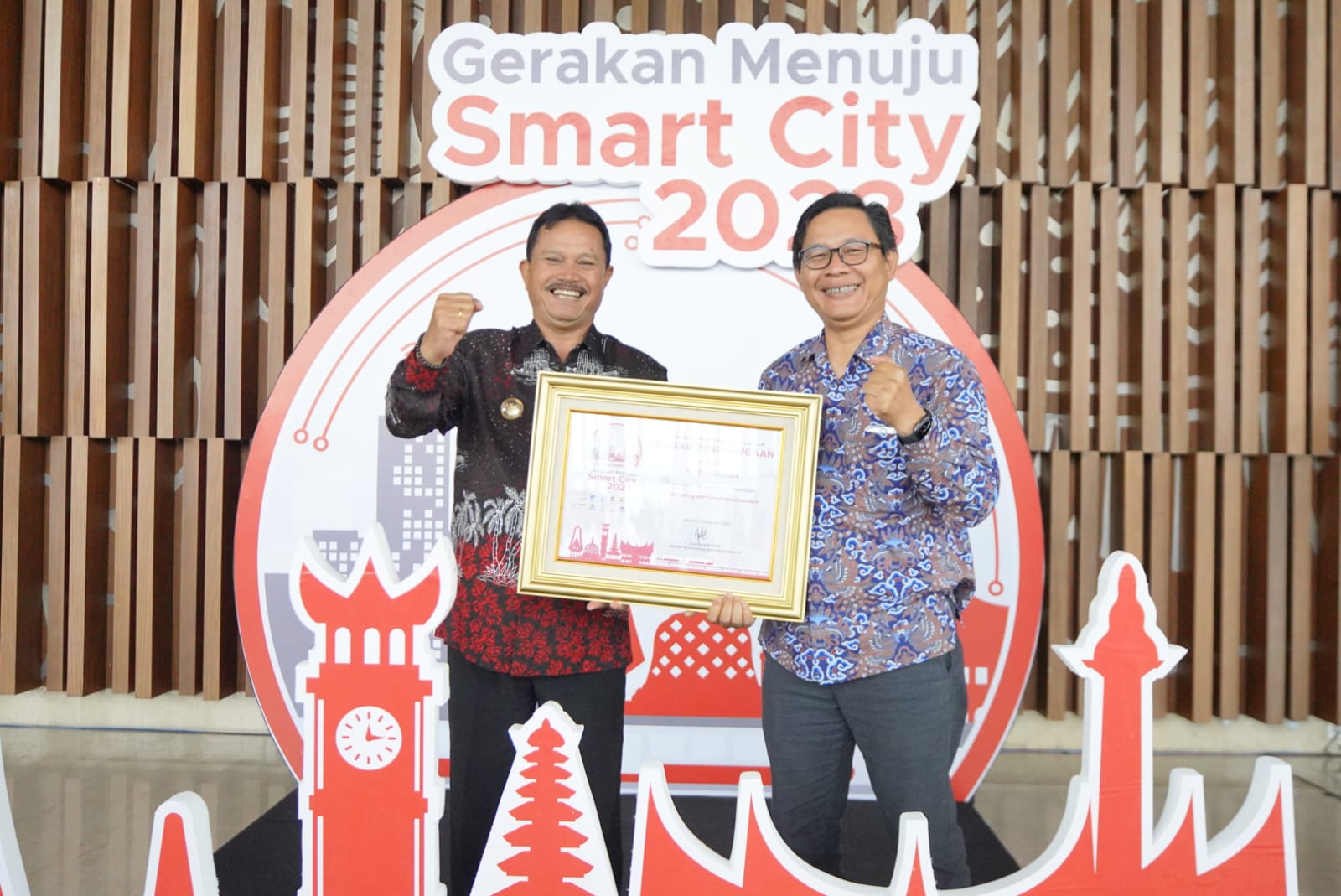 SMART CITY: Wali Kota Madiun Maidi dan Kepala Diskominfo Kota Madiun Noor Aflah memamerkan penghargaan dari Kemenkominfo di Kabupaten Tangerang, Kamis lalu (7/12).&nbsp;(WS HENDRO DISKOMINFO MADIUN)&nbsp;