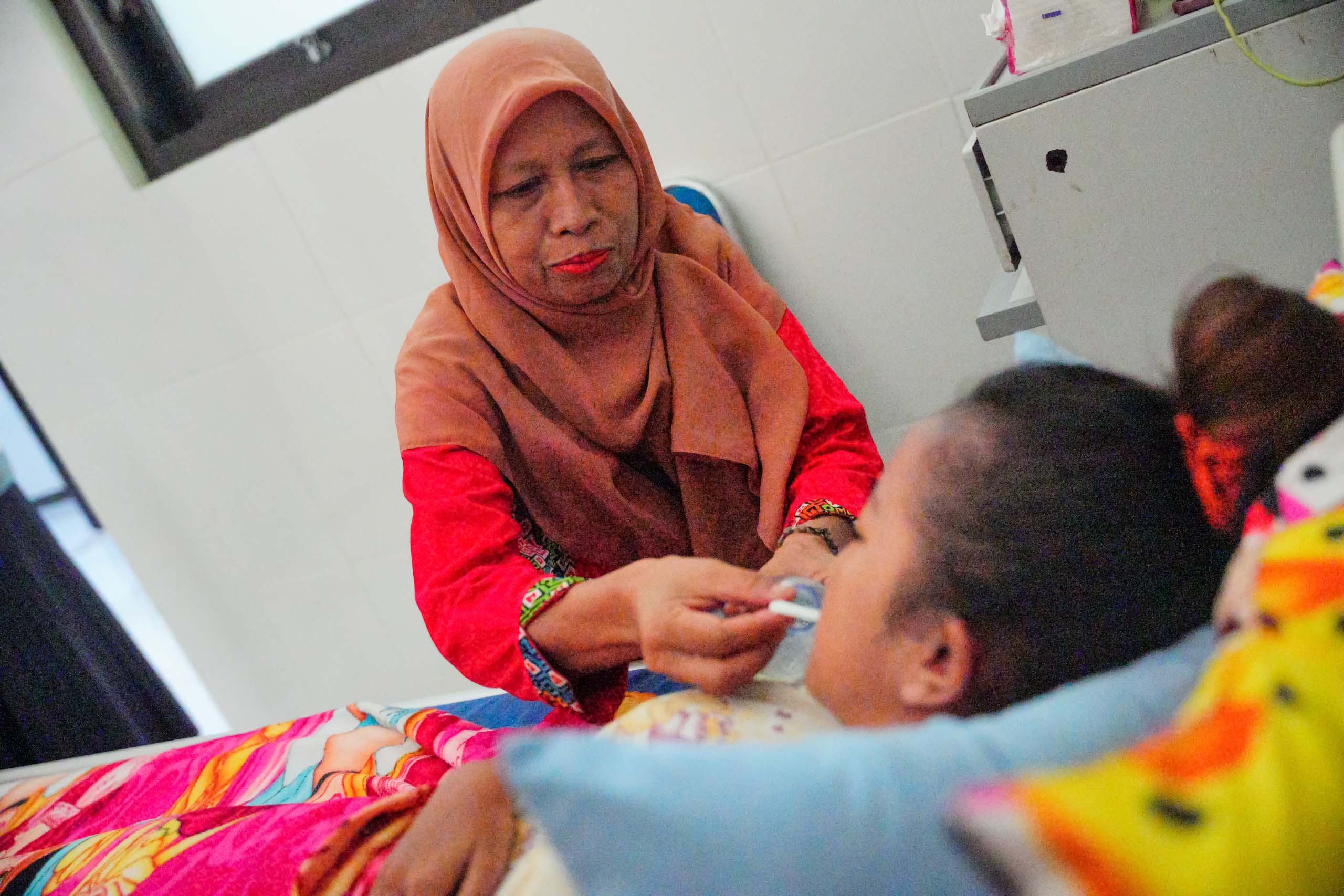 TELATEN: Siti Sugiawati jalani profesi jaga pasien di rumah sakit. Dia Kerap menerima orderan dari Madiun dan luar daerah.&nbsp;(ERLITA/JAWA POS RADAR MADIUN)