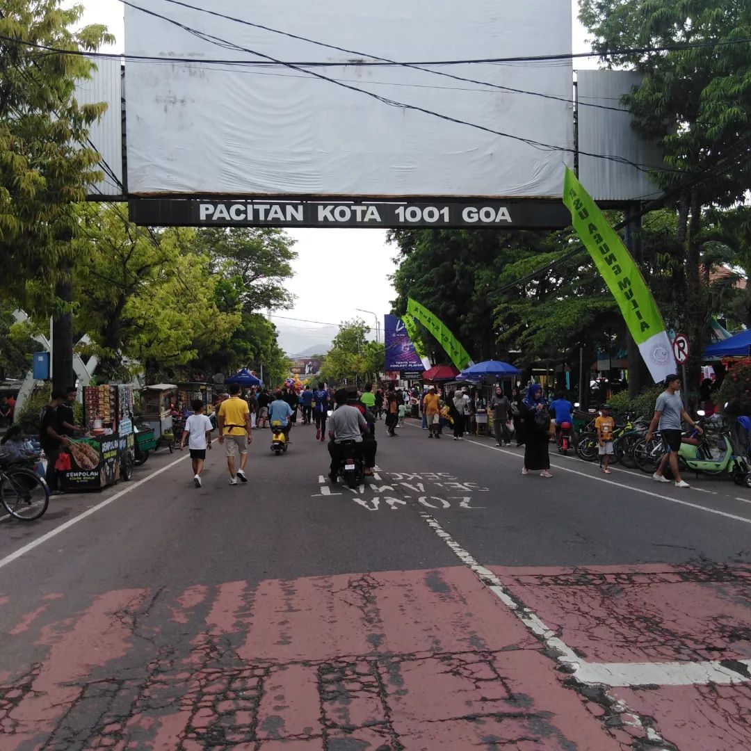 PELEPAS RINDU: Masyarakat Pacitan antusias menyambut dibukanya kembali kegiatan car free day di kawasan alun-alun setempat kemarin (10/12). (NUR CAHYONO/RADAR PACITAN)
