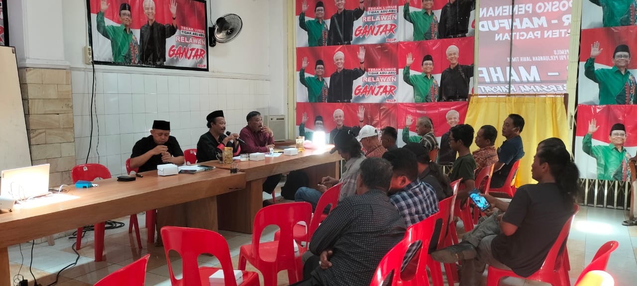 RAPATKAN BARISAN: Tim Pemenangan Kabupaten Pacitan Ganjar-Mahfud menggelar rapat koordinasi di di posko pemenangan, Jalan Jenderal Sudirman, Pacitan, kemarin (8/12). (NUR CAHYONO/RADAR PACITAN)