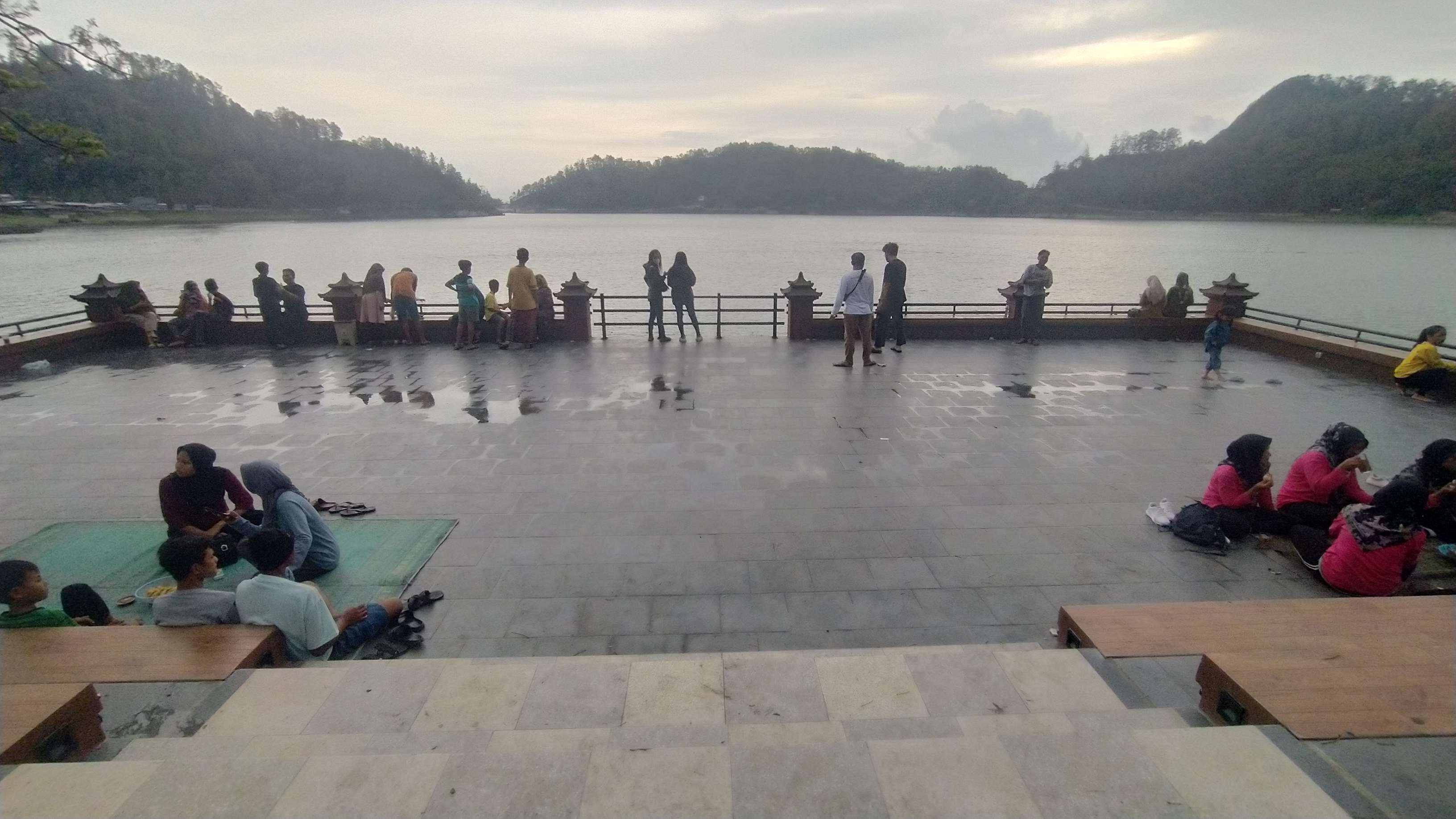 ANDALAN: Tribun&nbsp;water fountain&nbsp;Telaga Ngebel rampung dibangun dan dipadati wisatawan menikmati senja.&nbsp;(SUGENG DWI N./JAWA POS RADAR PONOROGO)