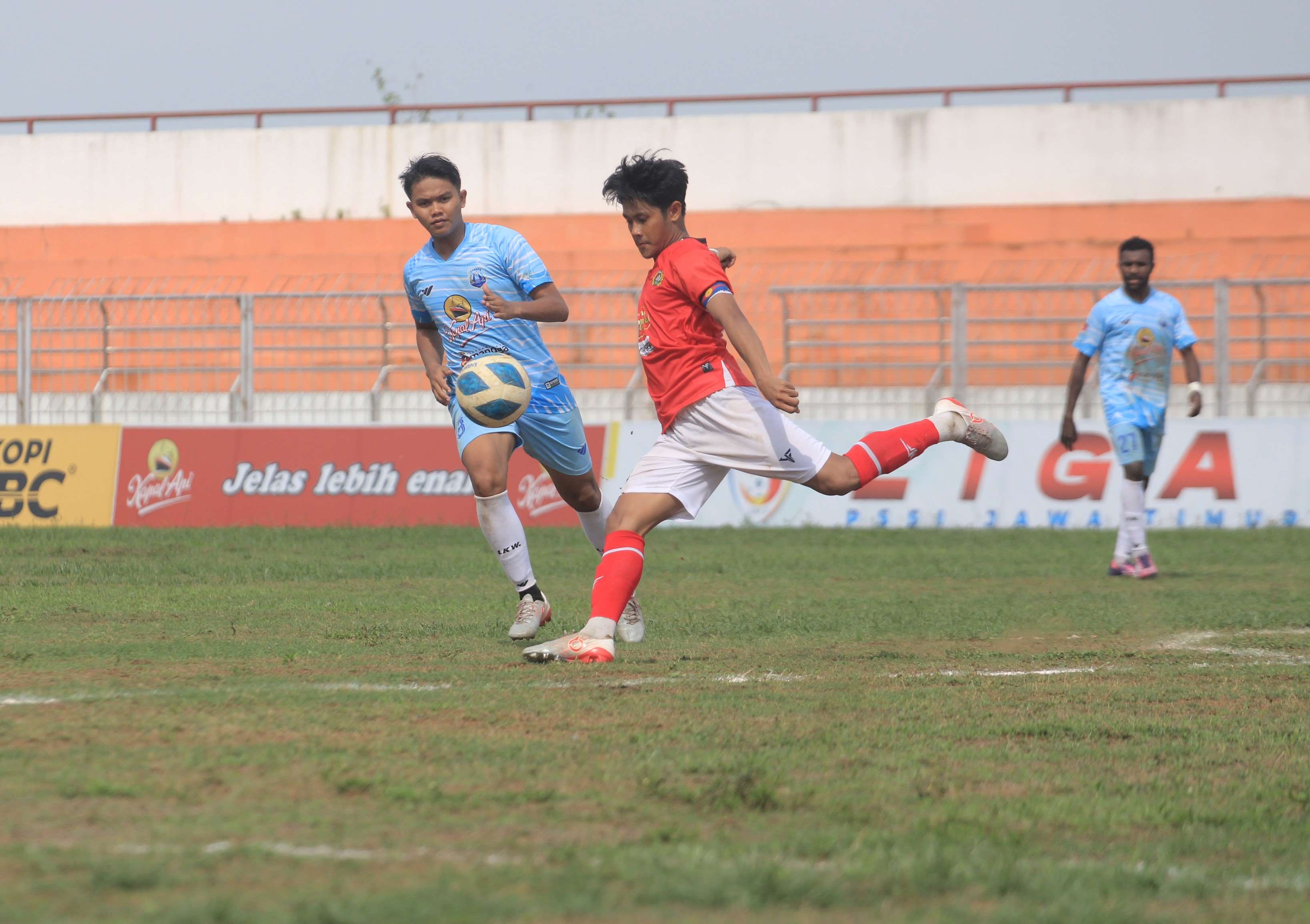 LAGA PANAS: Persepon Ponorogo gagal taklukan Perspa Pacitan saat laga akhir putaran pertama di Stadion Yosonegoro, Magetan Sabtu (9/12) lalu.&nbsp;(AJI PUTRA/JAWA POS RADAR PONOROGO)