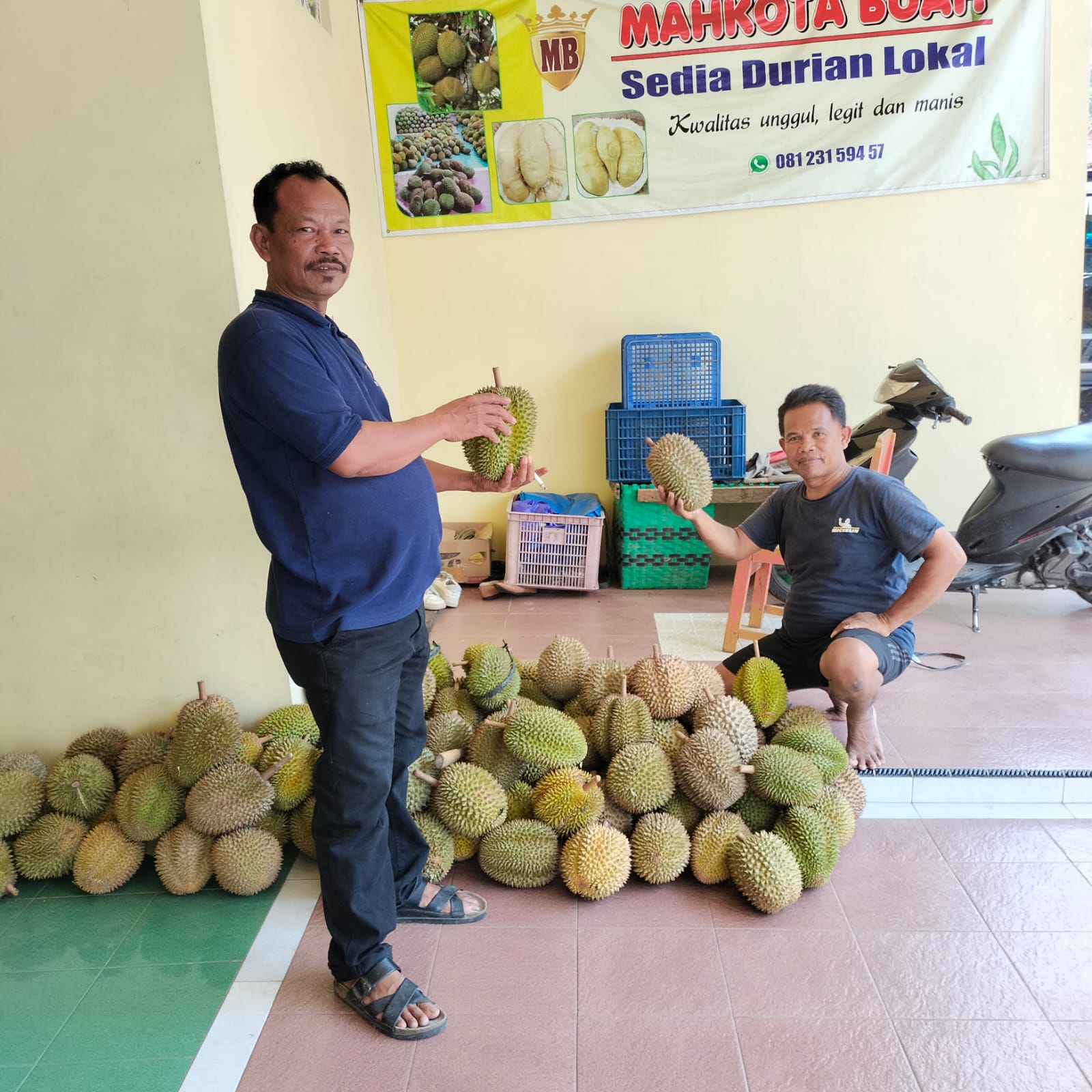 POTENSI: Kades Suluk Daryono menunjukkan durian khas desanya. (PEMDES SULUK UNTUK RADAR CARUBAN)