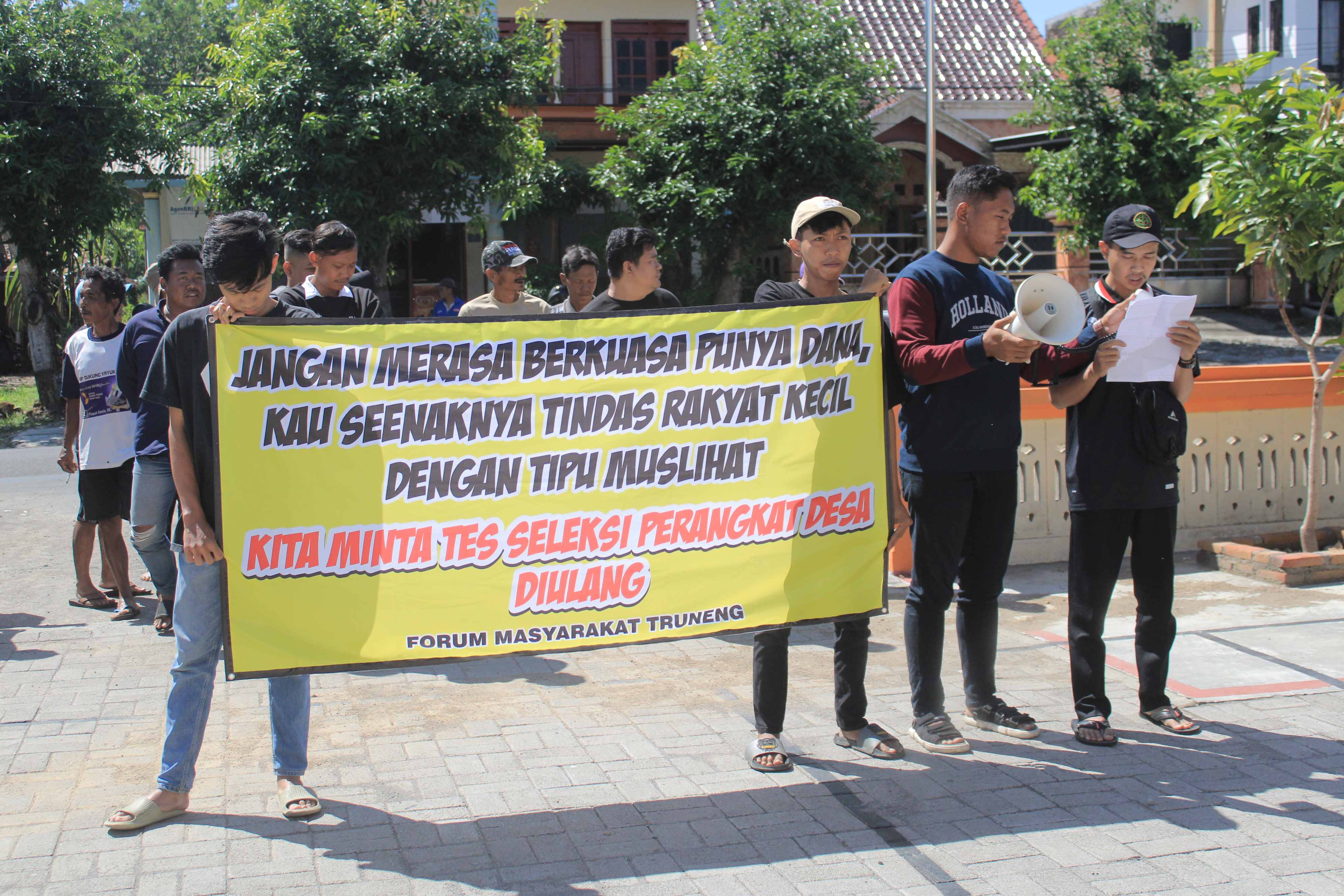 DESAK: Puluhan warga Desa Truneng meluruk kantor desa setempat lantaran menduga ada kecurangan dari proses pengisian perangkat, kemarin (11/12). (AJI PUTRA/RADAR MAGETAN)