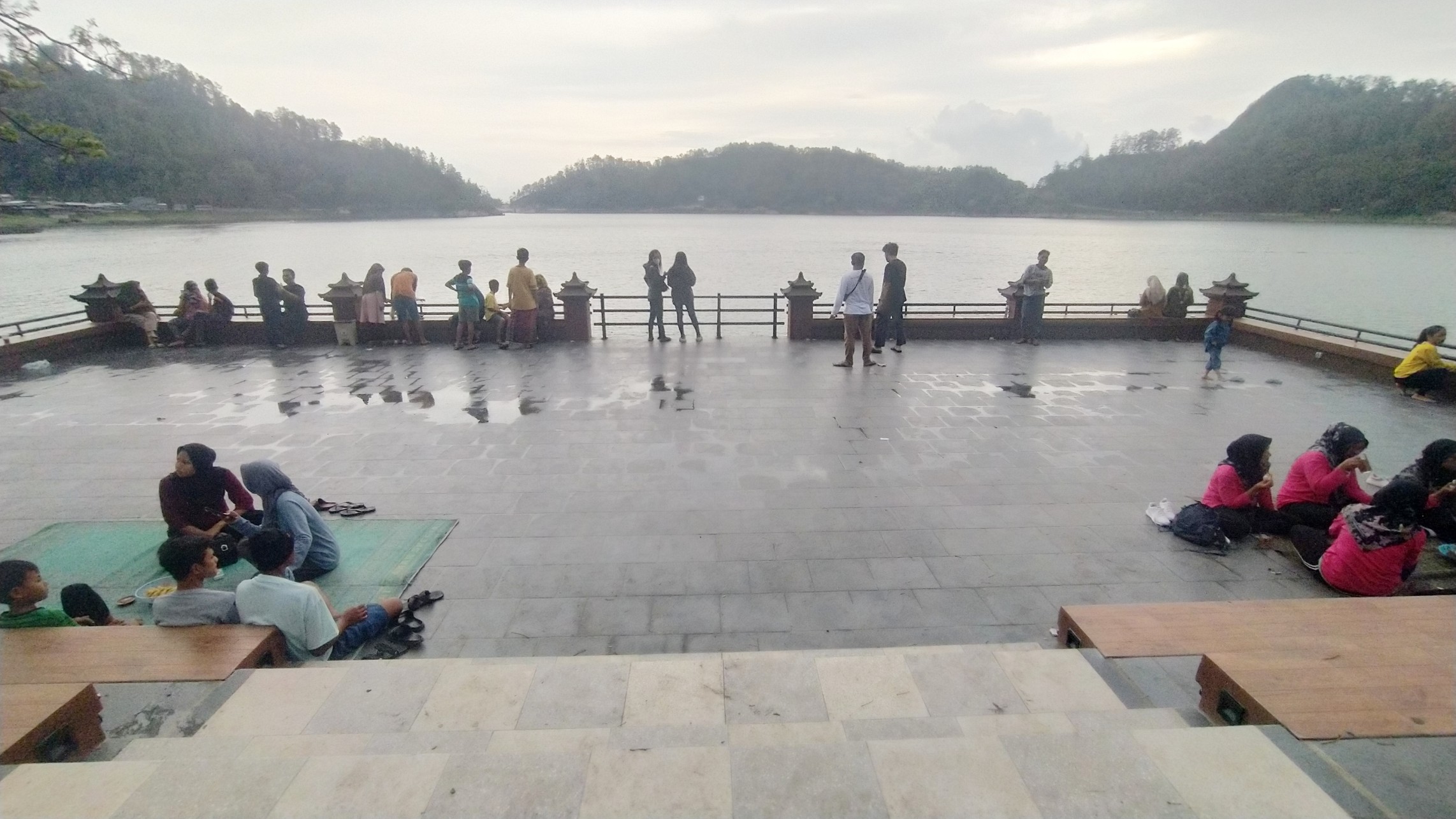 ANDALAN: Tribun&nbsp;water fountain&nbsp;Telaga Ngebel rampung dibangun dan dipadati wisatawan menikmati senja. (SUGENG DWI N./JAWA POS RADAR PONOROGO)