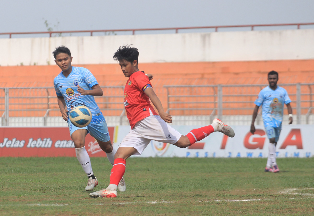 LAGA PANAS: Persepon gagal taklukan Perspa di laga akhir putaran pertama di Stadion Yosonegoro, Magetan, Sabtu (9/12). (AJI PUTRA/JAWA POS RADAR PONOROGO)
