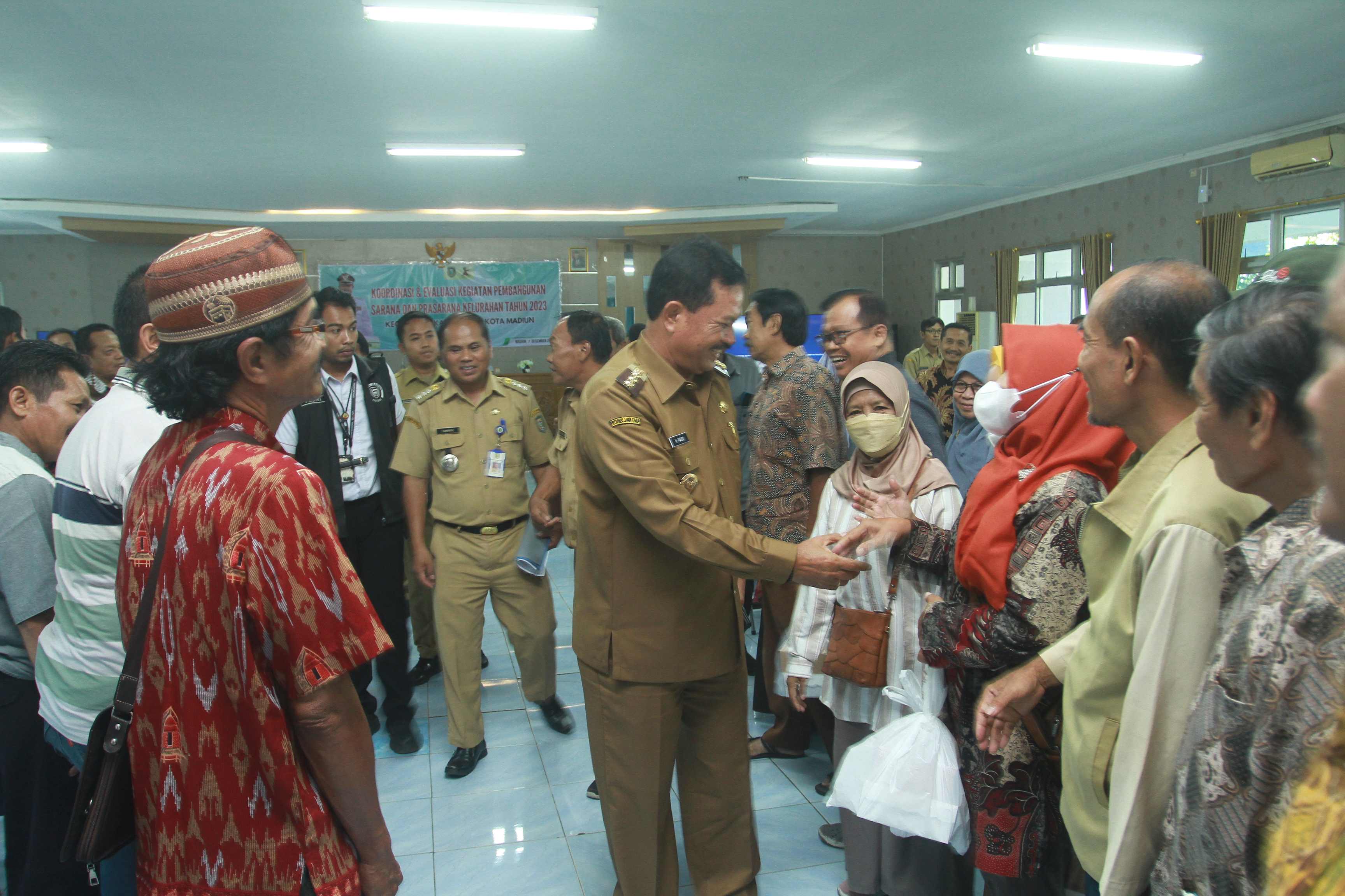 PADAT KARYA: Wali Kota Madiun Maidi saat mengevaluasi kegiatan pembangunan sarana dan prasarana kelurahan di kantor Kecamatan Kartoharjo kemarin (11/12)