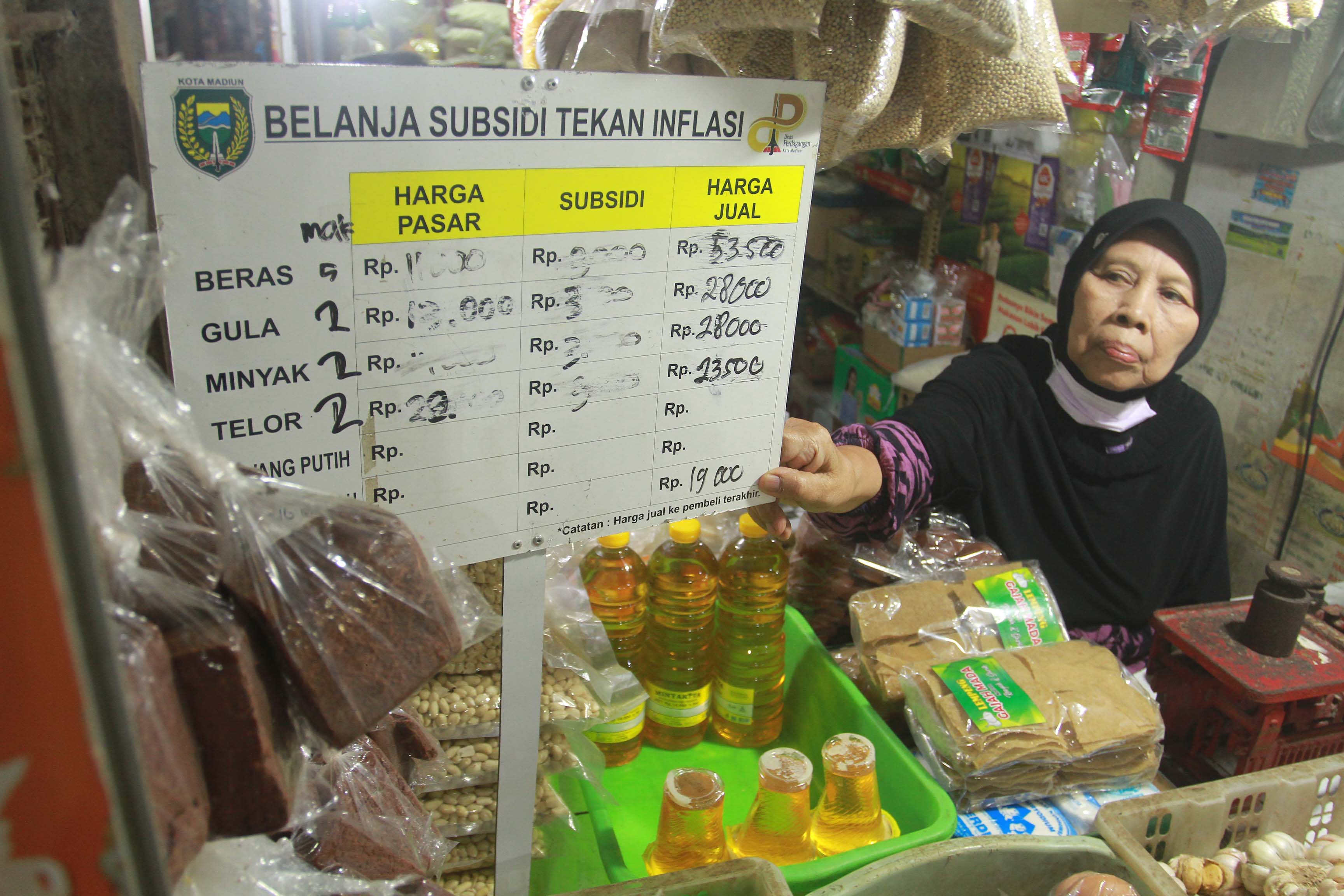 TRANSAKSI: Sebanyak 10 toko di Pasar Besar Madiun digandeng dinas perdagangan untuk menyelenggarakan program subsidi bahan pokok maupun pasar murah menjelang Nataru.&nbsp;(BAGAS BIMANTARA/RADAR MADIUN)