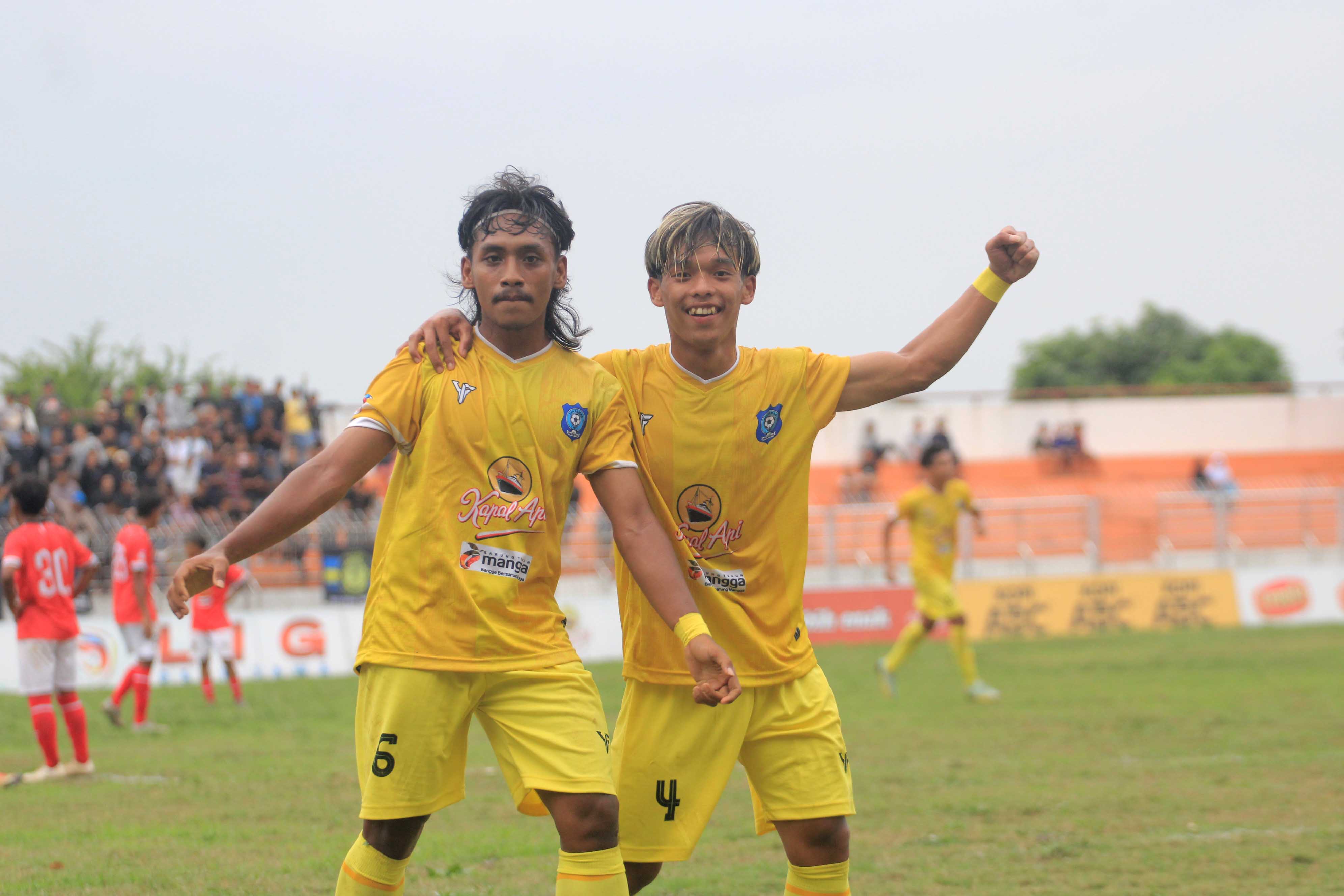 SELEBRASI: Persemag sukses mengalahkan Persepon di laga lanjutan Grup K Liga 3 Jatim, di Stadion Yosonegoro, Rabu (13/12) kemarin.&nbsp;(AJI PUTRA/RADAR MAGETAN)