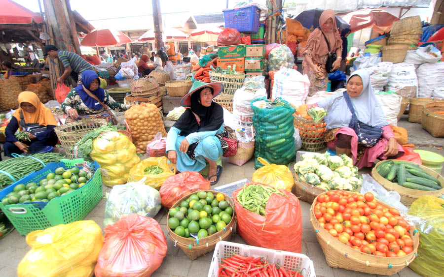 KOMODITAS: Harga sayuran di Pasar Sayur Magetan mulai merangkak naik jelang momen pergantian tahun. (AJI PUTRA/ JAWA POS RADAR MAGETAN)