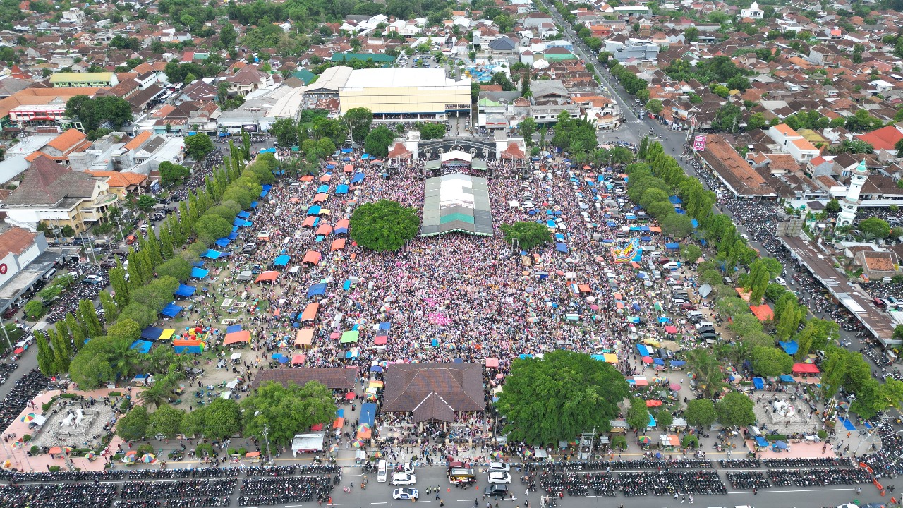 ST NYELL FULL: Penampakan jamaah Pengajian Gus Iqdam memenuhi Alun-alun Ponorogo sore ini (13/12). (PROKOPIM UNTUK JAWA POS RADAR MADIUN)