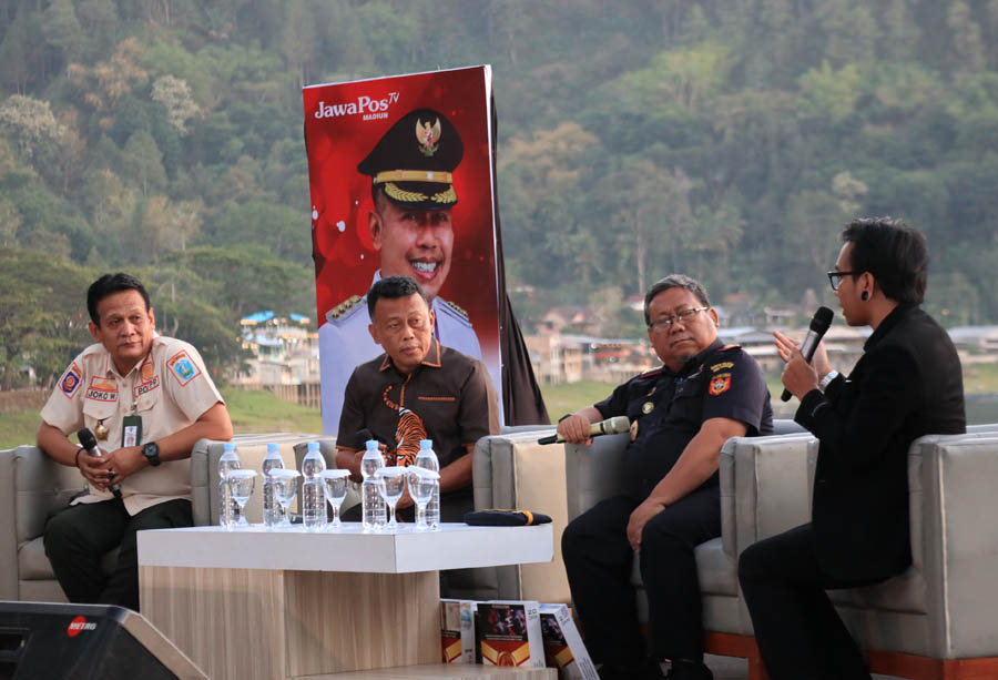 SOSIALISASI: Pemkab Ponorogo menggelar sosialisasi gempur rokok ilegal di tribun water fountain&nbsp; Telaga Ngebel Ponorogo, Selasa sore (12/12) kemarin. (SUGENG DWI N./JAWA POS RADAR PONOROGO)