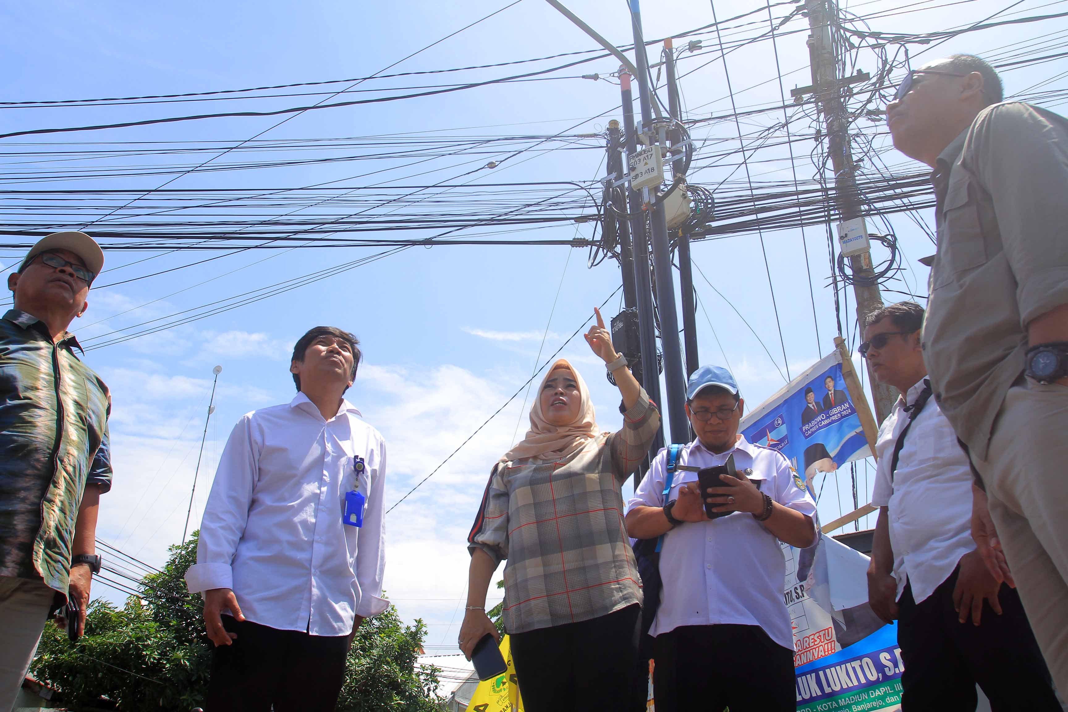MONITORING: Komisi III DPRD bersama DPUPR Kota Madiun menggelar sidak keberadaan kabel utilitas udara di sejumlah titik lokasi kemarin (13/12). (BAGAS BIMANTARA/RADAR MADIUN)