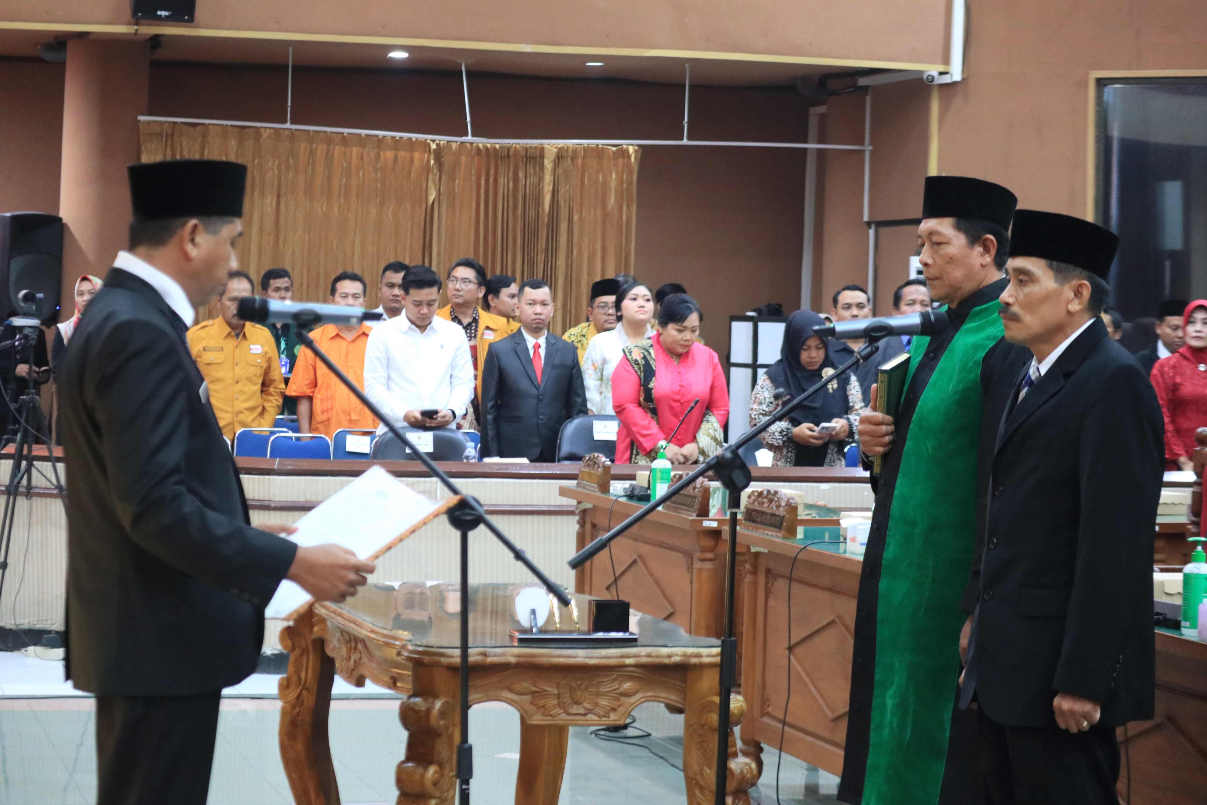 IKRAR: DPRD Ponorogo mengambil sumpah janji Suhardi sebagai anggota DPRD PAW masa jabatan 2019-2024 kemarin (14/12).&nbsp;(SUGENG DWI N./JAWA POS RADAR PONOROGO)