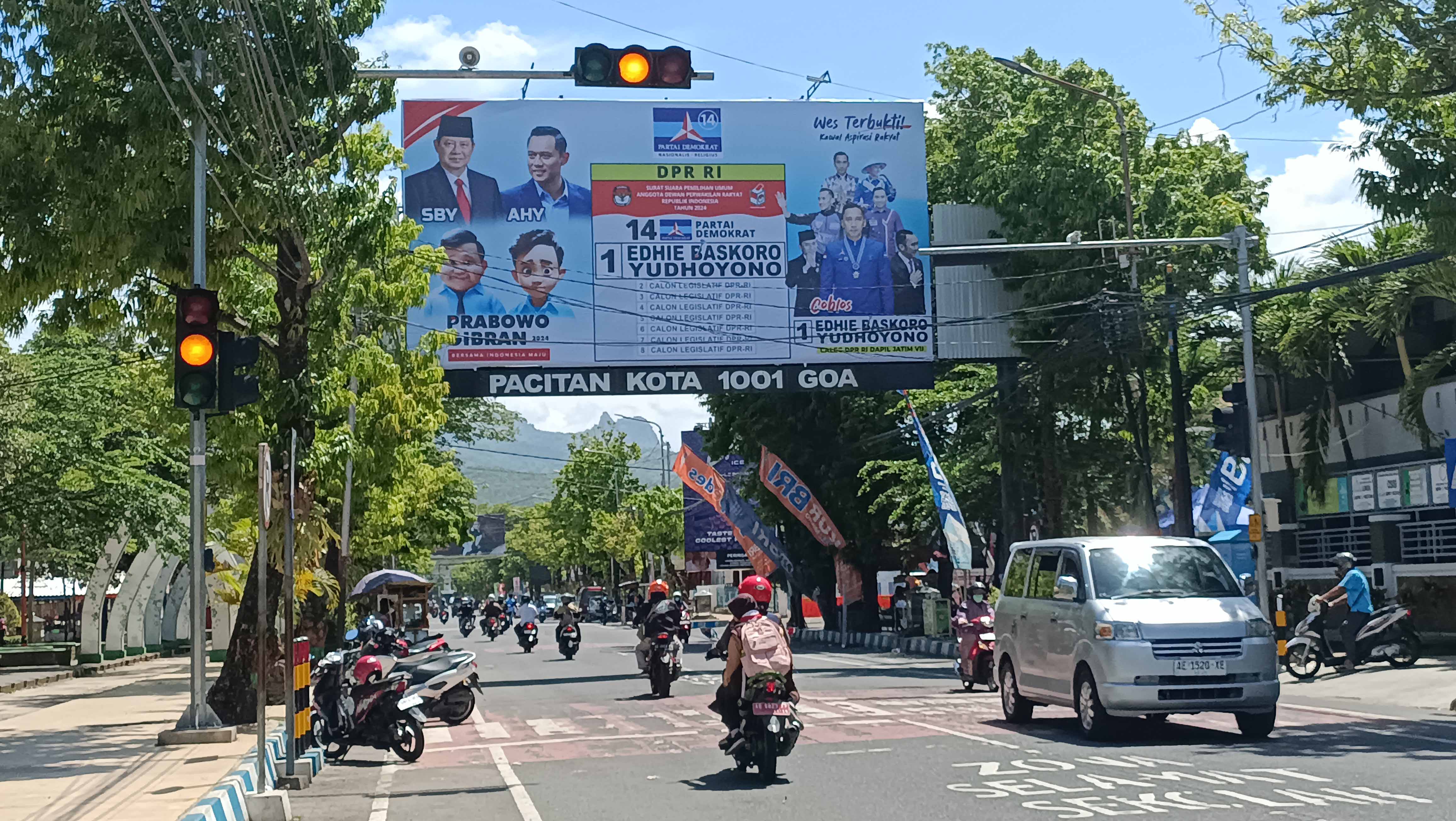 TAK STERIL LAGI: Kawasan alun-alun Pacitan, termasuk ruas Jalan A Yani, kini boleh dipasang APK pemilu, setelah KPU mengubah SK atas usulan pemkab setempat. (NUR CAHYONO/RADAR PACITAN)