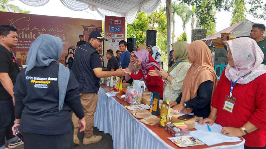 DUKUNG UMKM: Bupati Ngawi Ony Anwar Harsono mengunjungi salah satu stan Kurasi Produk Ngawi yang digelar 1&ndash;3 Desember lalu. (DPPTK UNTUK JAWA POS RADAR NGAWI)