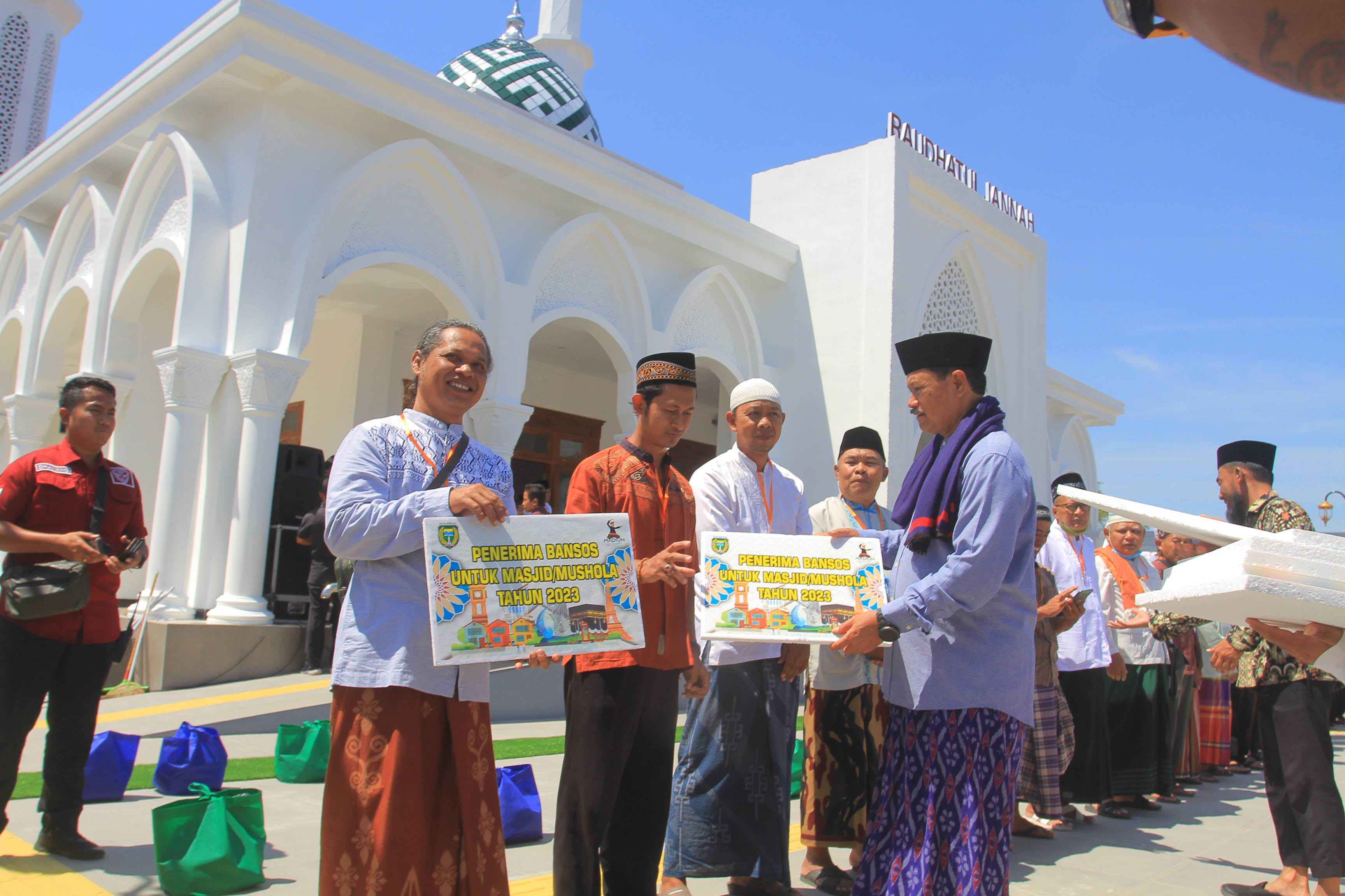 SOSIAL: Wali Kota Maidi memberikan santunan kepada pengurus masjid dan penghuni Pondok Lansia Jalan Menuju Surga yang berada di asrama kemarin (15/12). (BAGAS BIMANTARA/RADAR MADIUN)