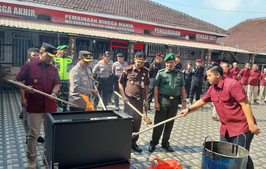 PEMUSNAHAN: Lapas Kelas II B Ngawi dan Forkopimda memusnahkan barang sitaan terlarang hasil razia beberapa waktu lalu.&nbsp;(ASEP SYAEFUL BACHRI/JAWA POS RADAR NGAWI)