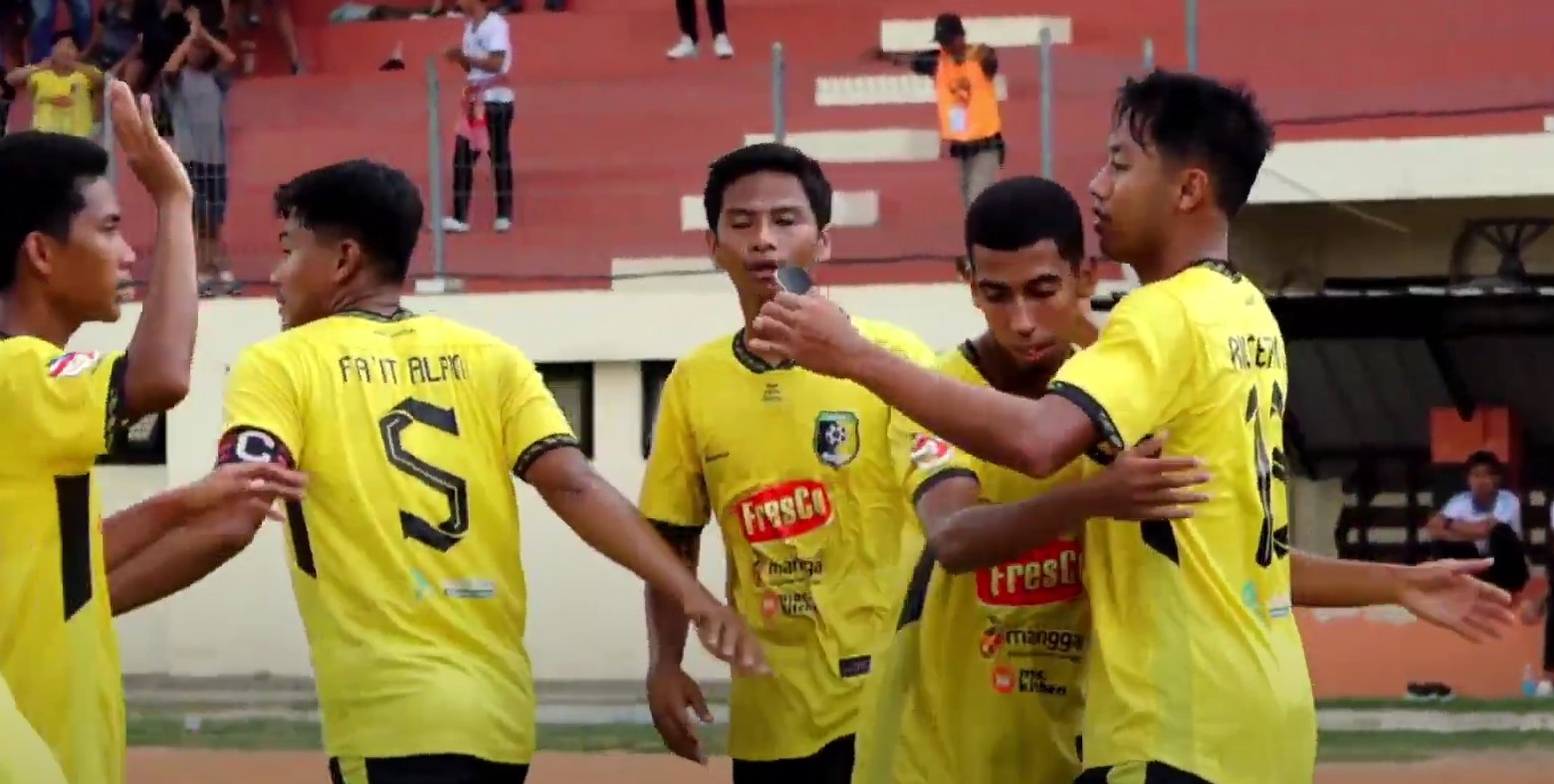 MENANG LAGI: Para pemain PSM merayakan gol ke gawang Perseta 1970, Jumat (15/12). (YOUTUBE PSSI JATIM)