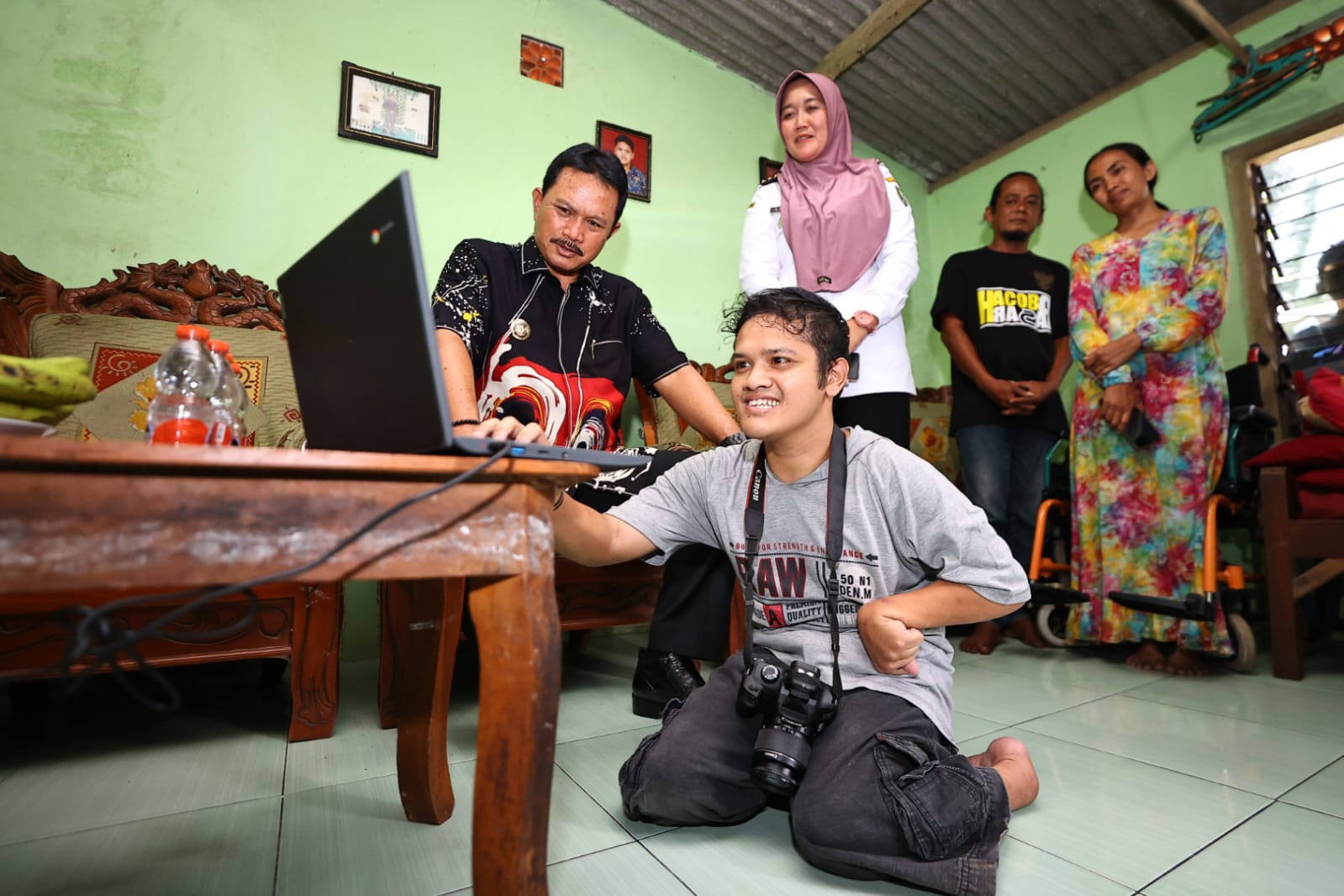 TERKABULKAN: Wali Kota Madiun Maidi serahkan bantuan laptop untuk Axel pada Rabu lalu (13/12).&nbsp;(WS HENDRO DISKOMINFO KOTA MADIUN)