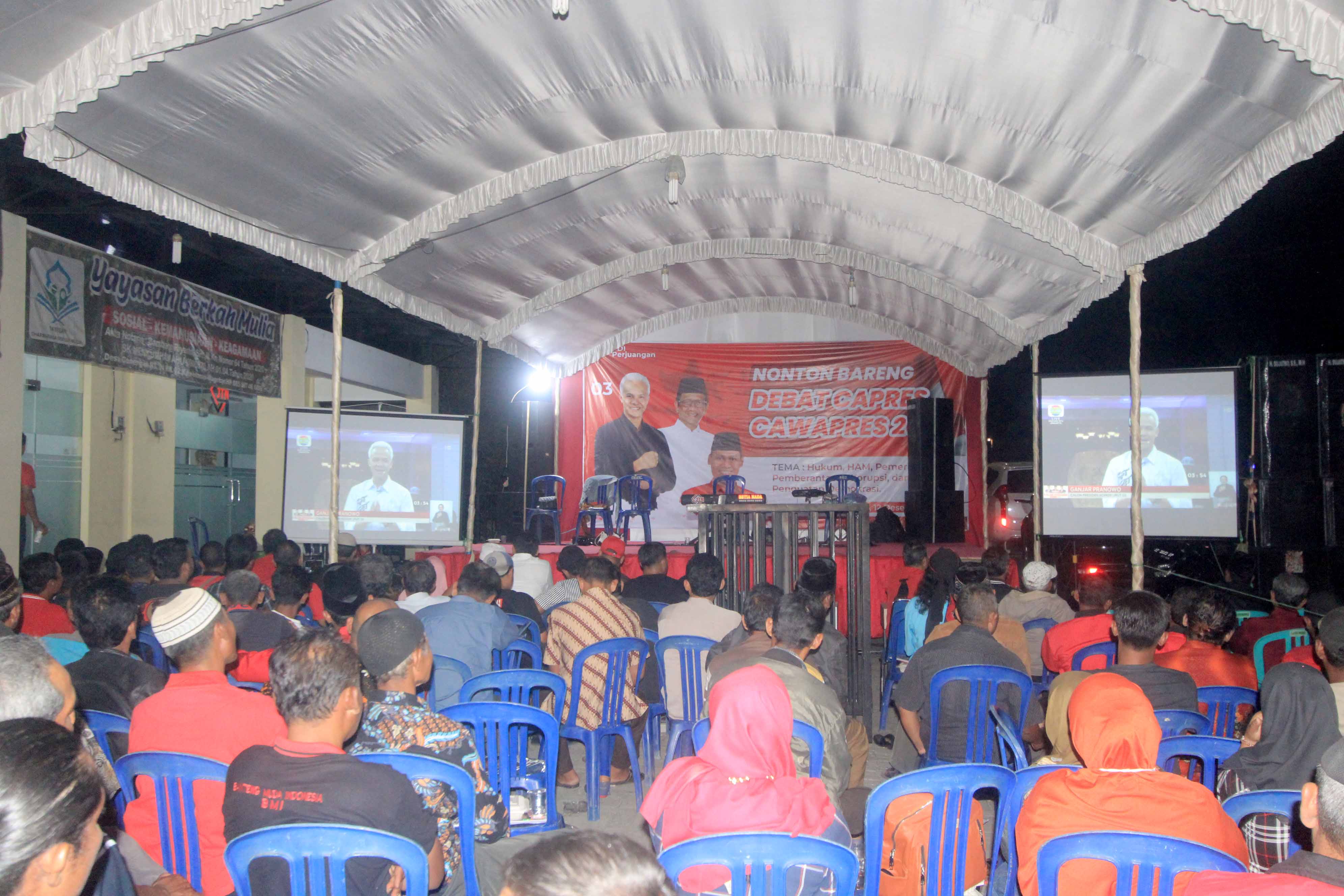 ANTUSIAS: Warga berbondong-bondong nobar debat capres di Desa Genengan, Kecamatan Kawedanan, Selasa (12/12) lalu. Mereka puas dengan paparan Capres Ganjar Pranowo.&nbsp;(AJI PUTRA/RADAR MAGETAN)