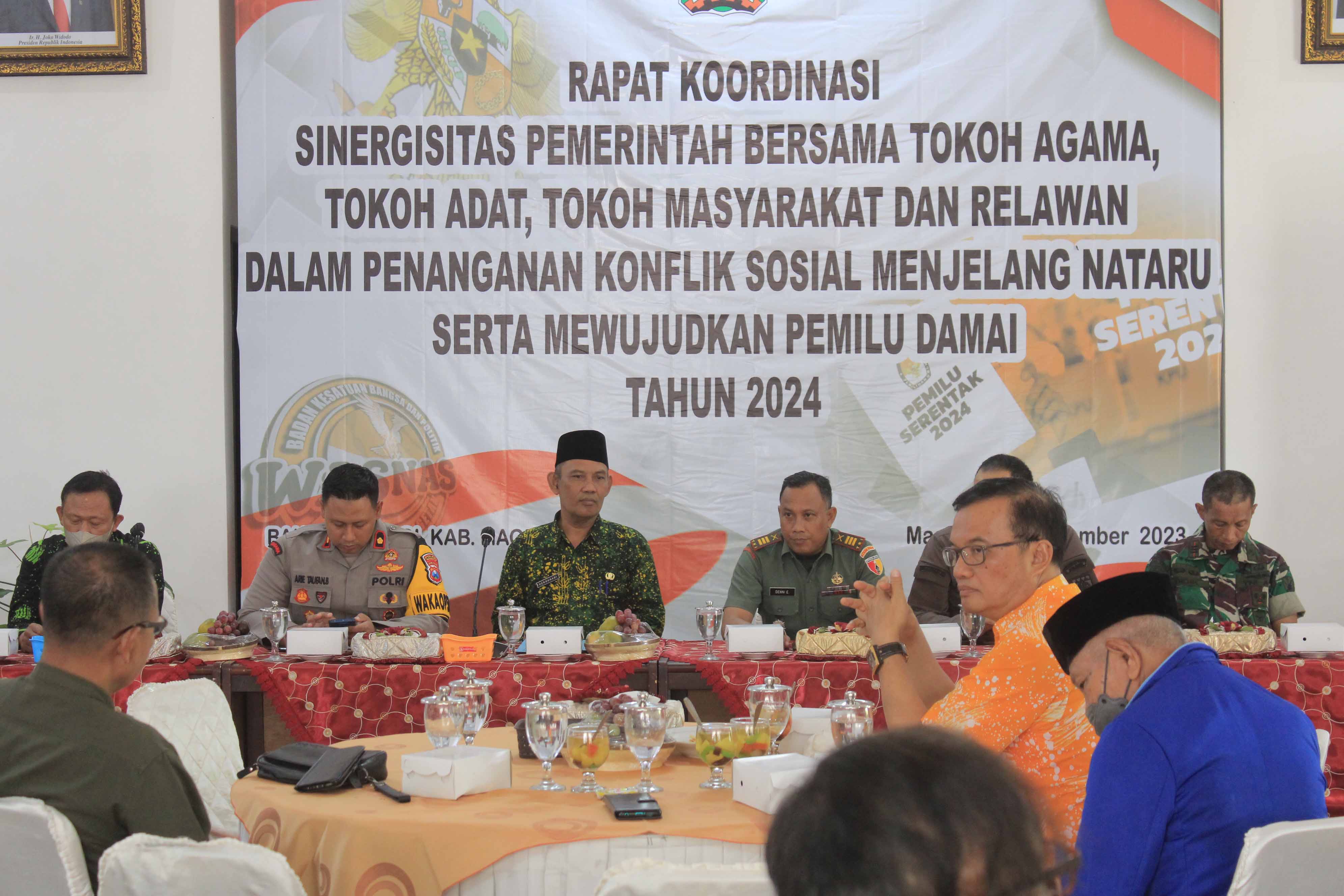DISKUSI: Suasana rakor Sinergitas antar pemerintah bersama stakeholder di Ruang Jamuan Pendapa Surya Graha, Kamis (14/12).&nbsp;(AJI PUTRA/RADAR MAGETAN)