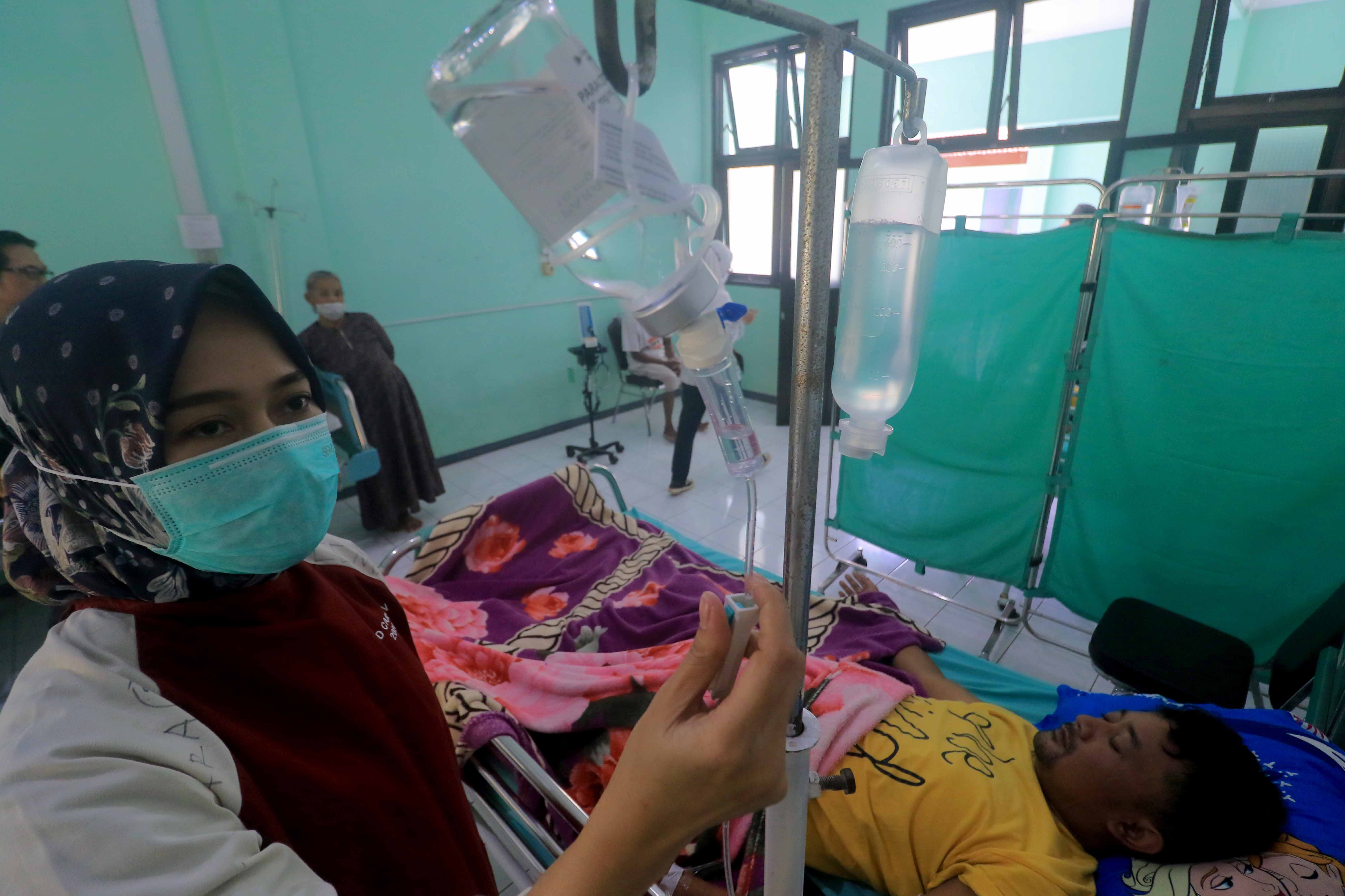 TINGGI: Pasien DBD saat menjalani perawatan di RSUD Caruban,&nbsp; kemarin (15/12).&nbsp;(BAGUS RAHADI/JAWA POS RADAR CARUBAN)