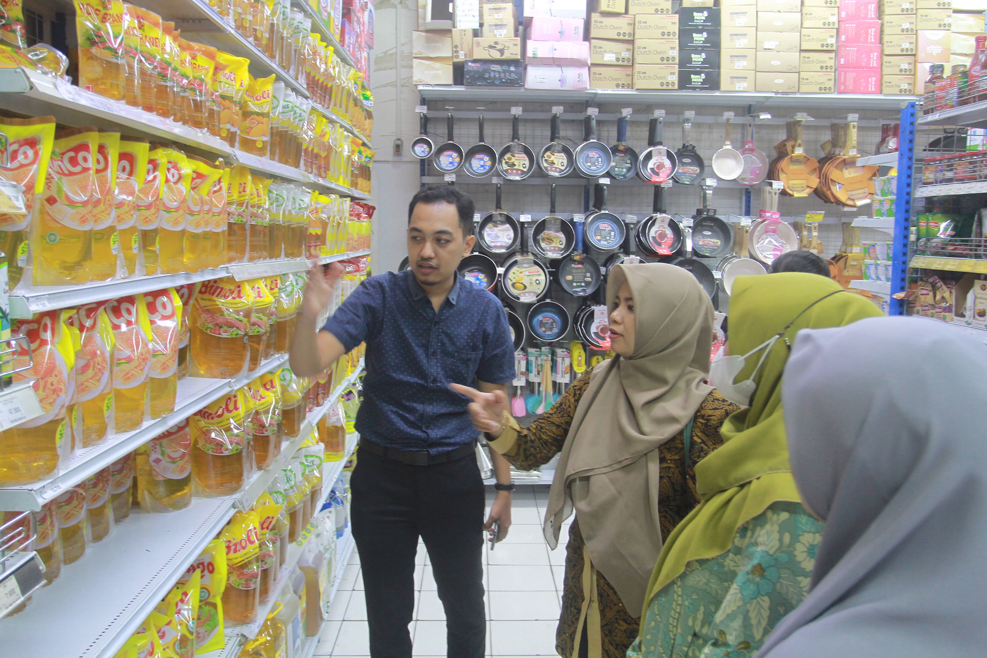 SIDAK: Dinas Perdagangan Kota Madiun melakukan monitoring terhadap produk yang dijual di pusat perbelanjaan serta minimarket kemarin (14/12). (BAGAS BIMANTARA/RADAR MADIUN)