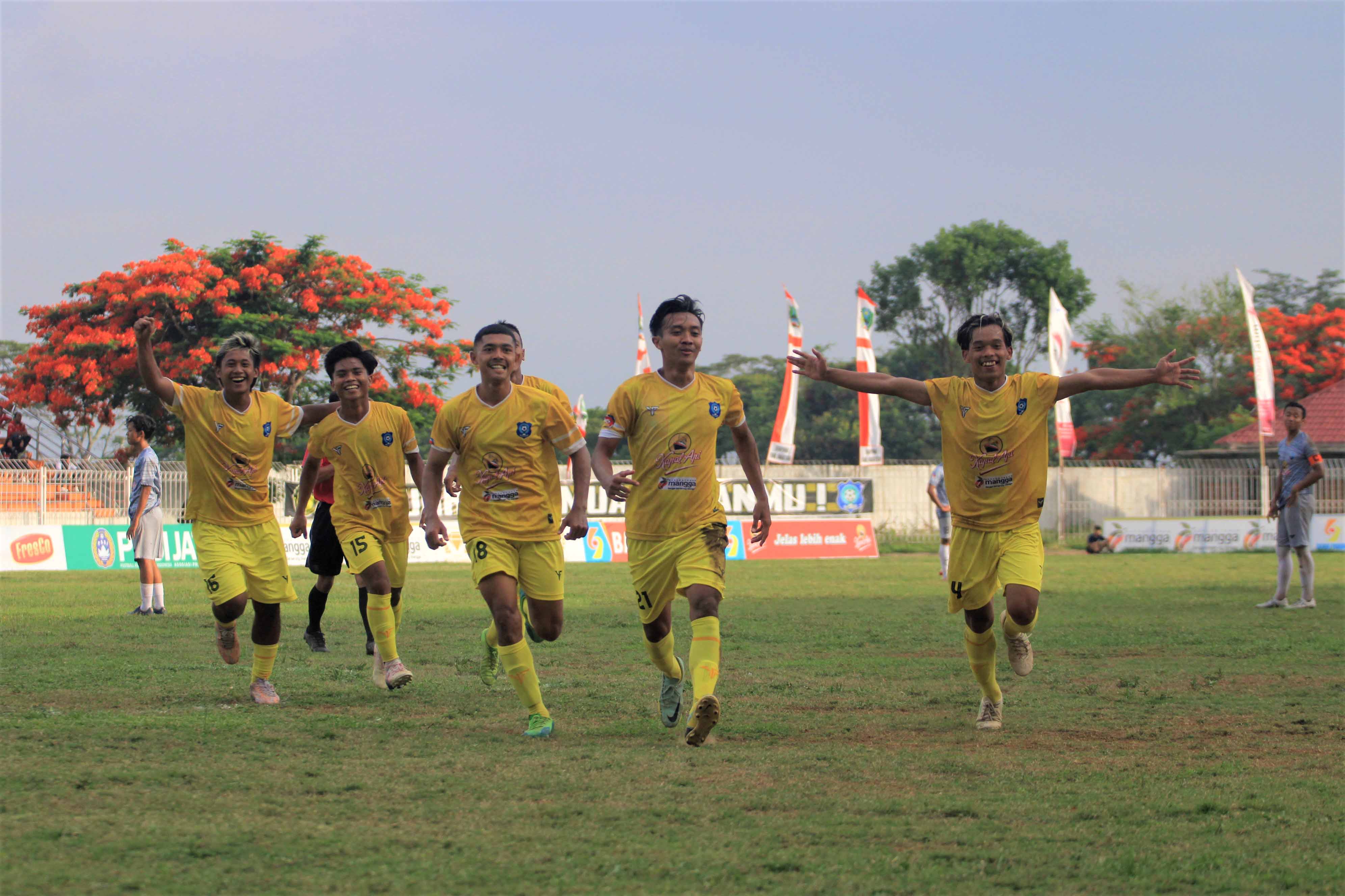 SELEBRASI: Pemain Persemag merayakan kemenangan melawan Pespa di Stadion Yosonegoro, kemarin (15/12).&nbsp;(AJI PUTRA/RADAR MAGETAN)