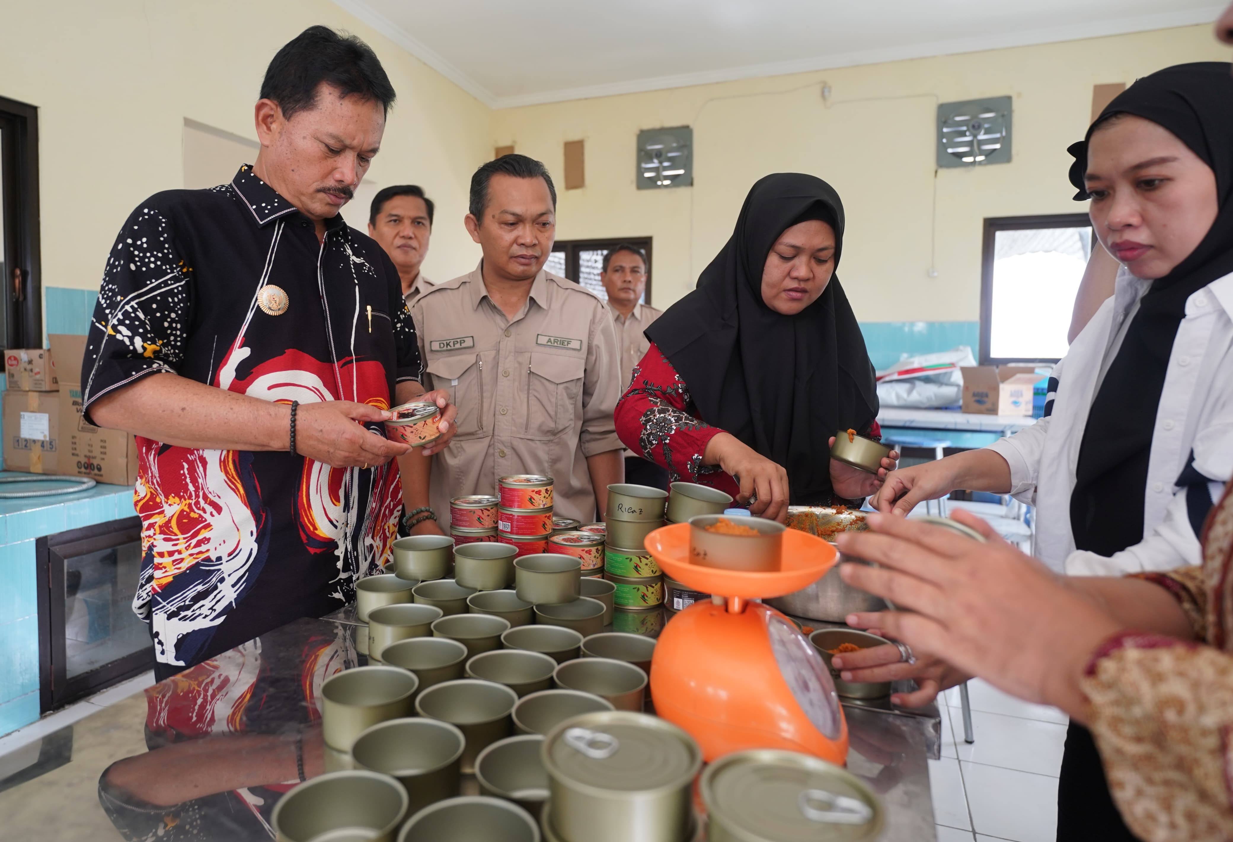 MODERN: Wali Kota Madiun Maidi meninjau uji coba alat packaging produk UMKM lokal. (DISKOMINFO KOTA MADIUN)