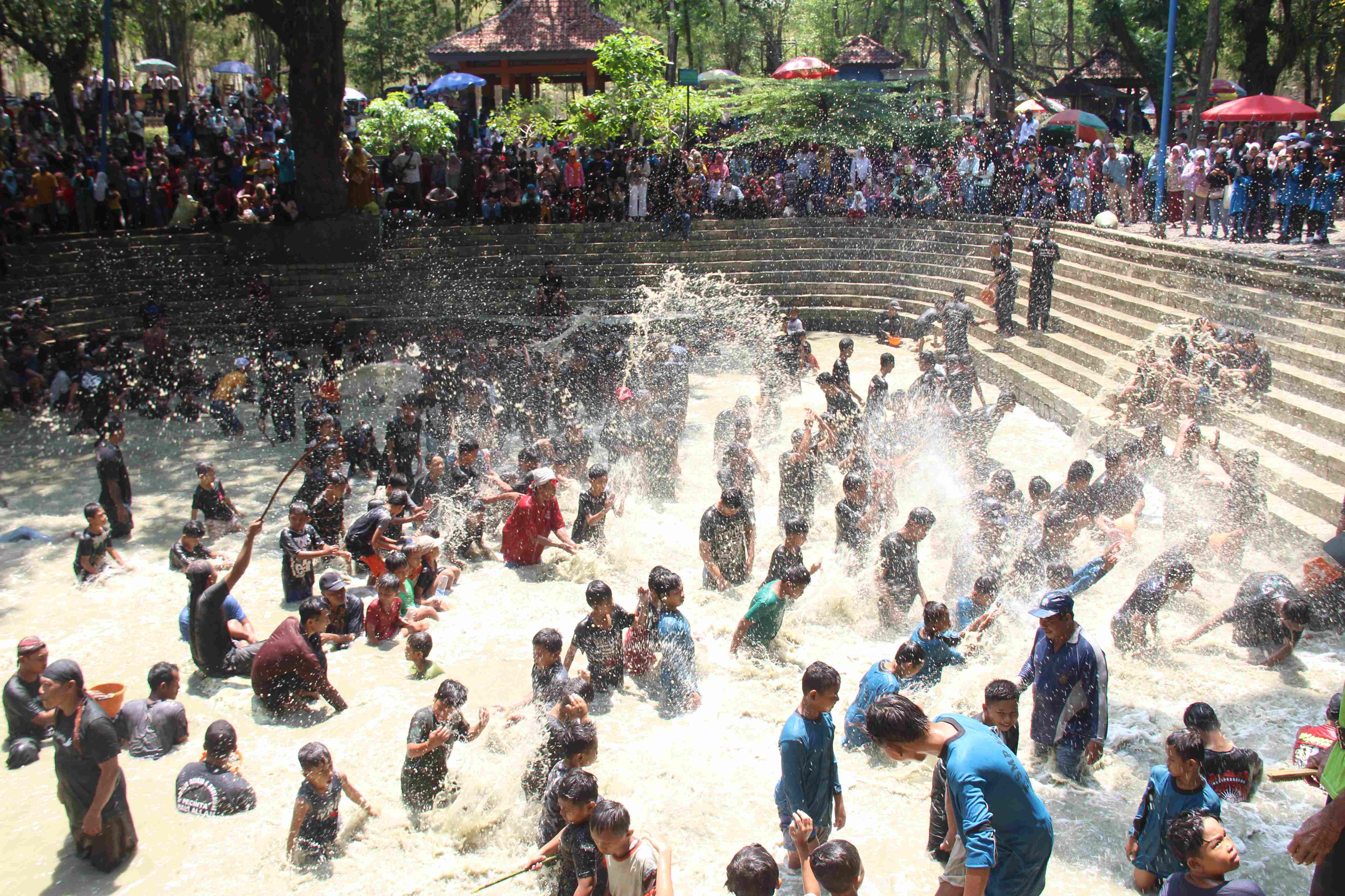 RAMAI: Taman Wisata Tawun, Kasreman, menjadi salah satu penyumbang kunjungan wisatawan sepanjang Januari hingga November lalu.&nbsp;(ASEP SYAEFUL BACHRI/DOK. JAWA POS RADAR NGAWI)