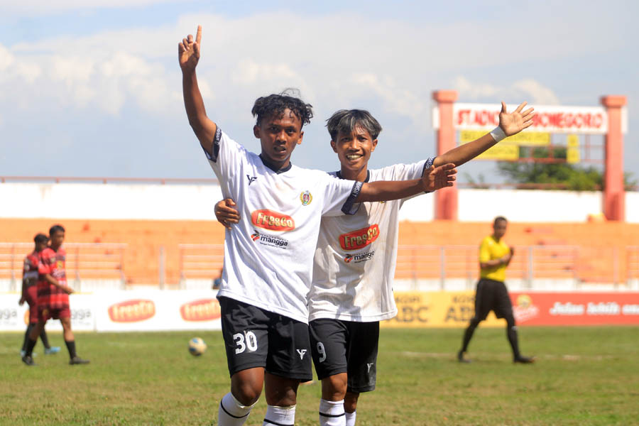 TINGGAL SELANGKAH: Persepon Ponorogo berhasil&nbsp;move on&nbsp;setelah berhasil menumbangkan Bojonegoro FC dua gol tanpa balas di Stadion Yosonegoro Magetan, Jumat (15/12).&nbsp;(AJI PUTRA/JAWA POS RADAR PONOROGO)