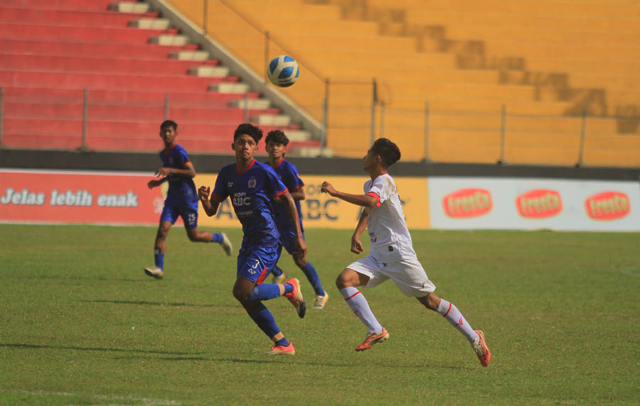 DUEL: Pemain Persinga dan Arema Indonesia berebut bola dalam laga kelima grup J Liga 3 Jatim di Stadion Wilis, Kota Madiun, kemarin. (BAGAS BIMANTARA/JAWA POS RADAR MADIUN)