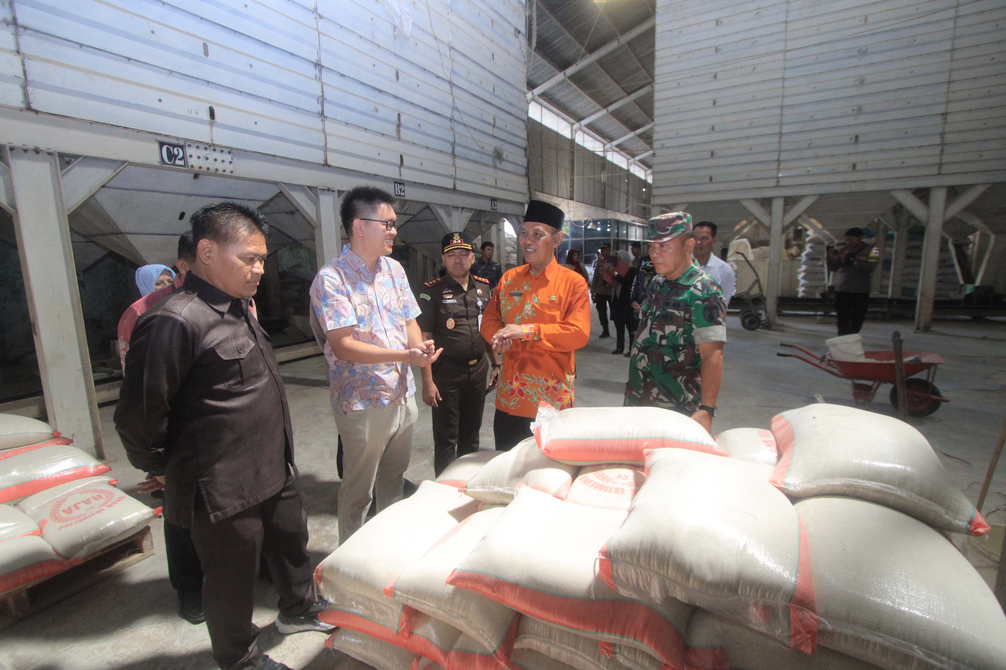 SIDAK: Forkopimda melakukan sidak ketersediaan dan kenaikan harga bahan pokok menjelang Nataru kemarin (15/12).&nbsp;(AJI PUTRA/JAWA POS RADAR MAGETAN)