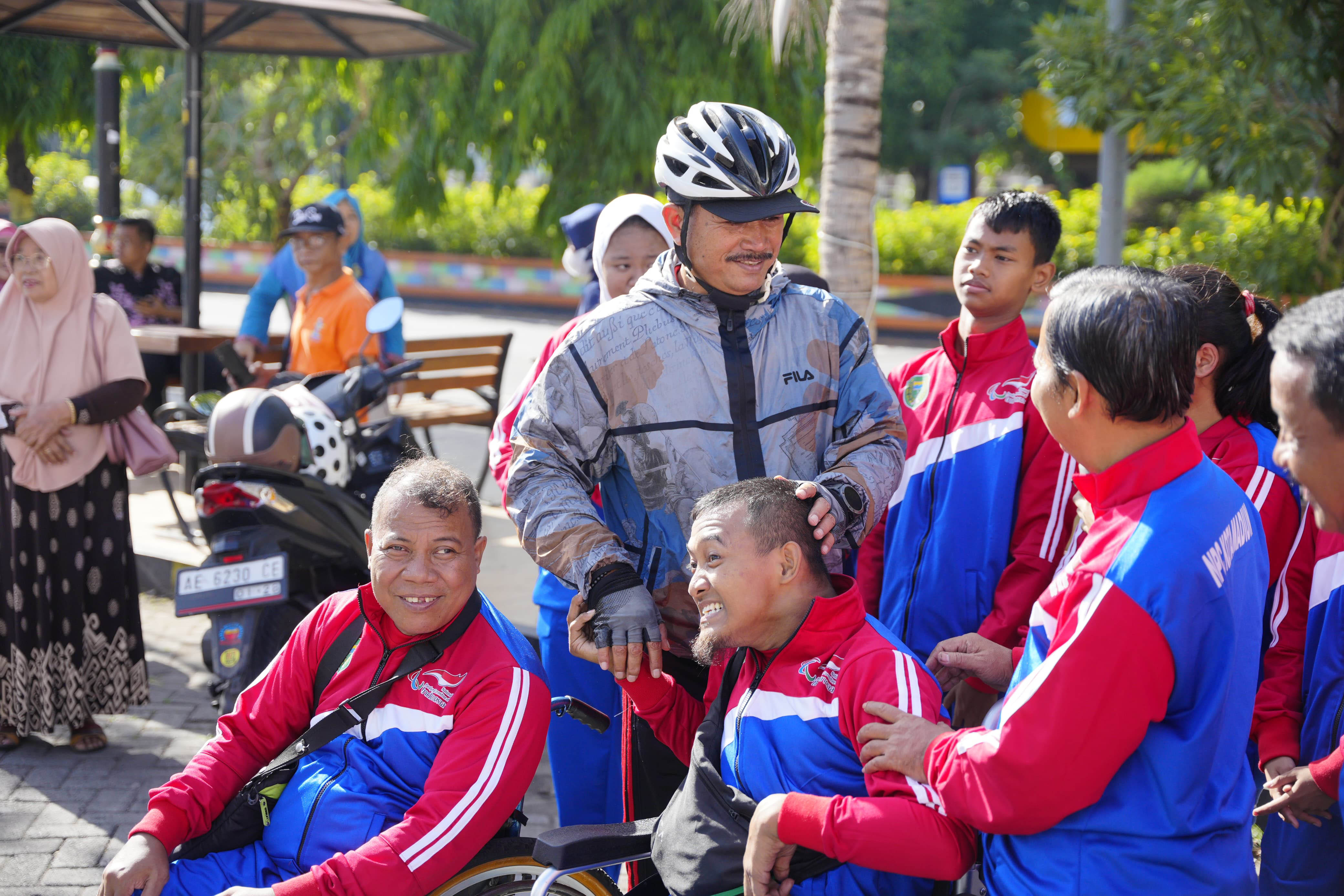 DUKUNG DISABILITAS: Wali Kota Madiun Maidi memberangkatkan kontingen&nbsp;multi event&nbsp;NPC Jawa Timur, Jumat (15/12) lalu.&nbsp;(DISKOMINFO KOTA MADIUN)
