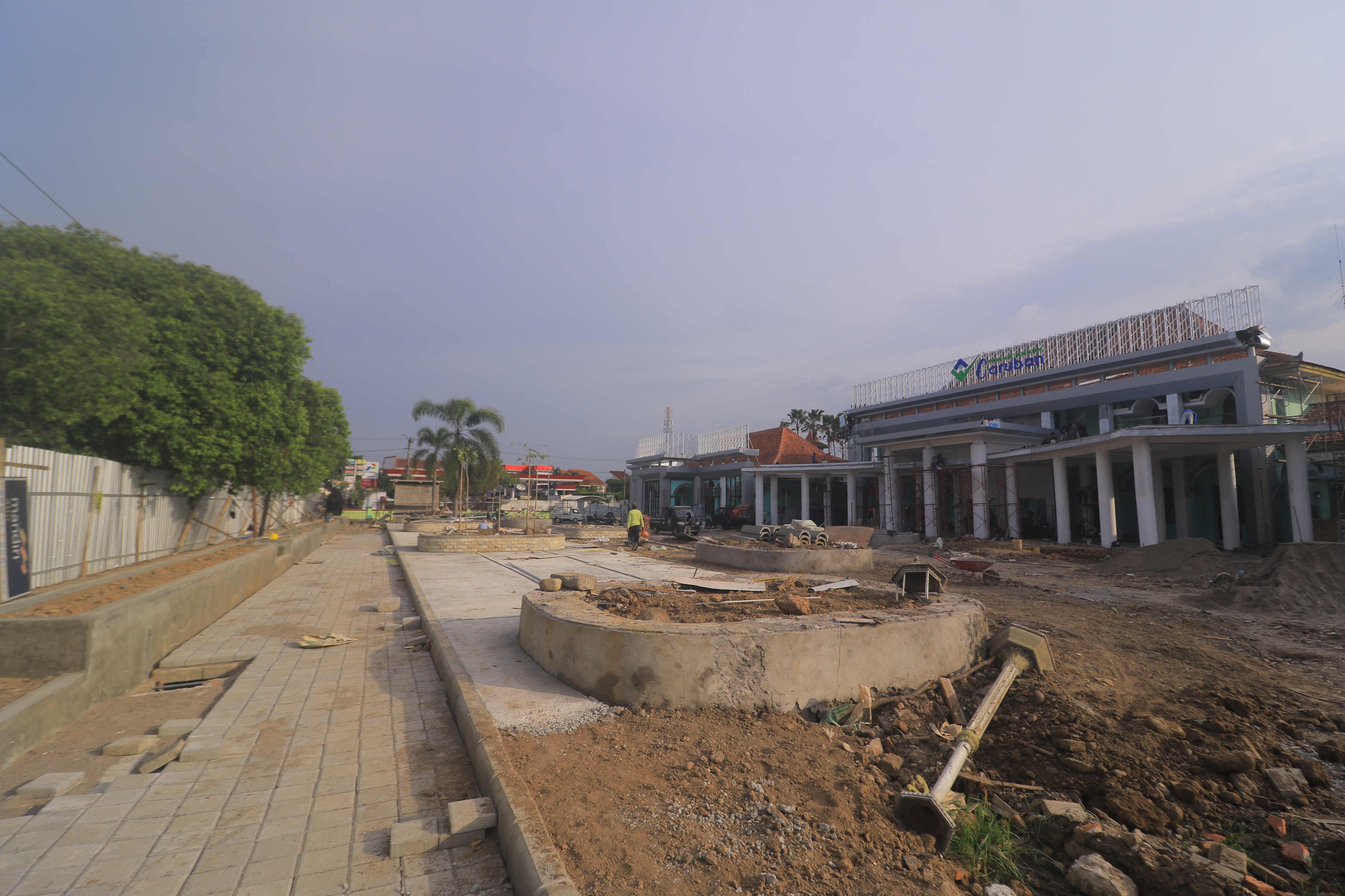 MOLOR: Pembangunan taman depan RSUD Caruban yang masih deviasi belasan persen di dua pekan jelang akhir kontrak pengerjaan. (R. BAGUS RAHADI/RADAR CARUBAN)