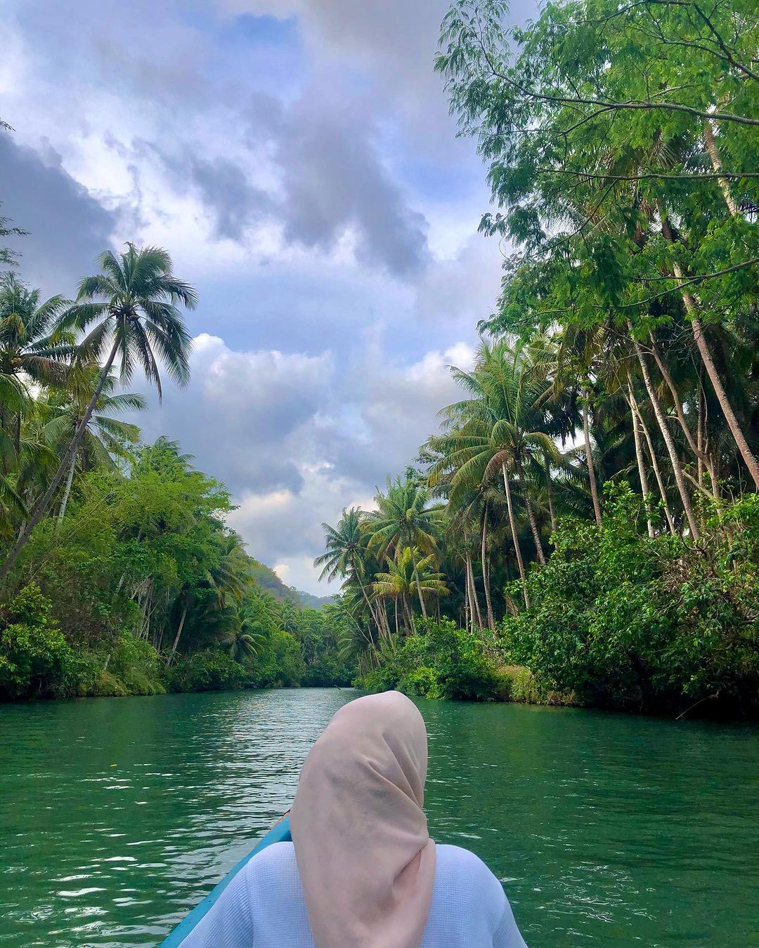 INDAH: Wisatawan menyusuri Sungai Maron yang dijuluki Amazon-nya Pacitan. (NUR CAHYONO/RADAR PACITAN)