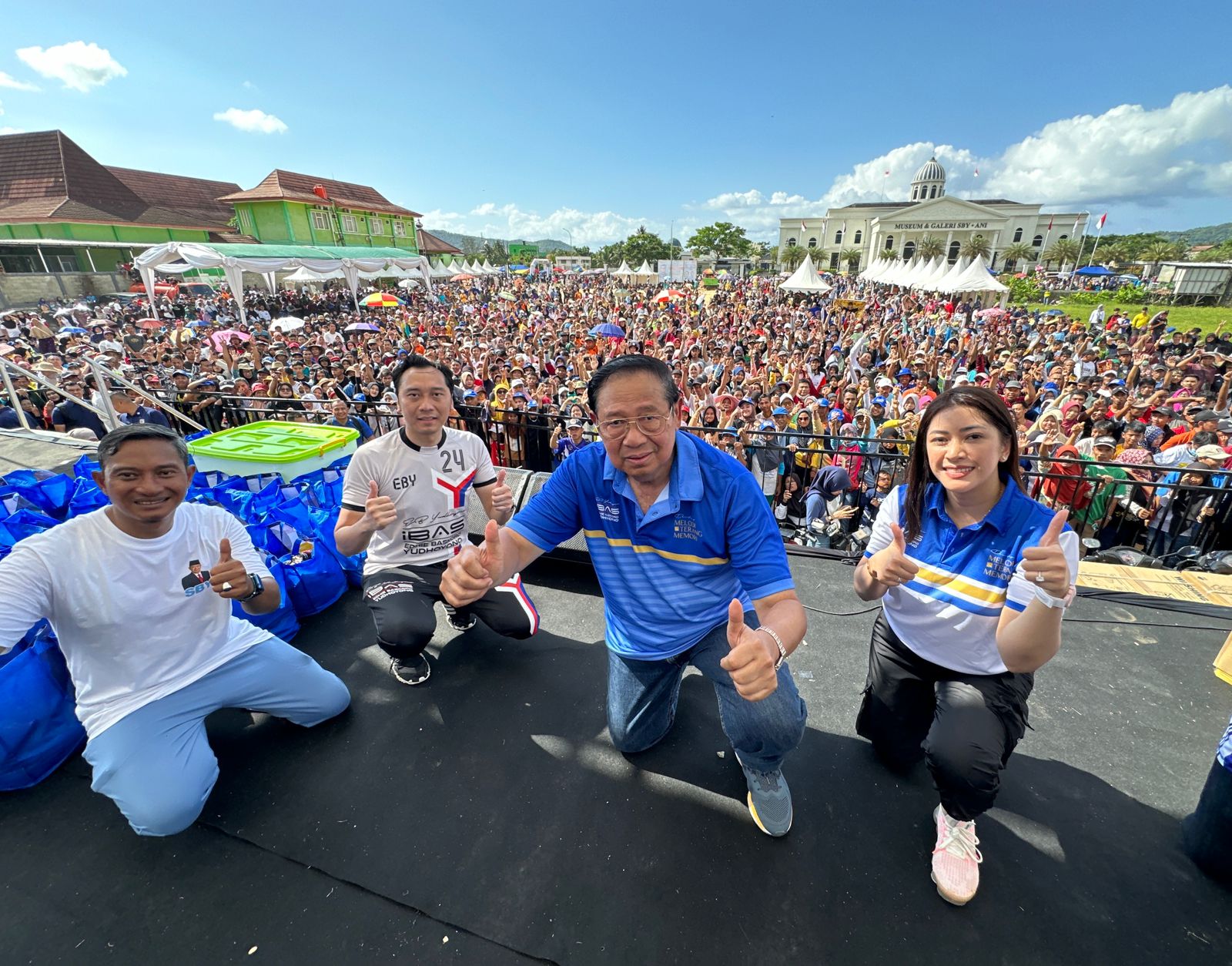 Dari kiri, Ketua DPC Demokrat Pacitan Indrata Nur Bayuaji, Ibas, SBY, dan Aliya foto di atas panggung dengan backround ribuan masyarakat Pacitan, kemarin (17/12). (NUR CAHYONO/RADAR PACITAN)